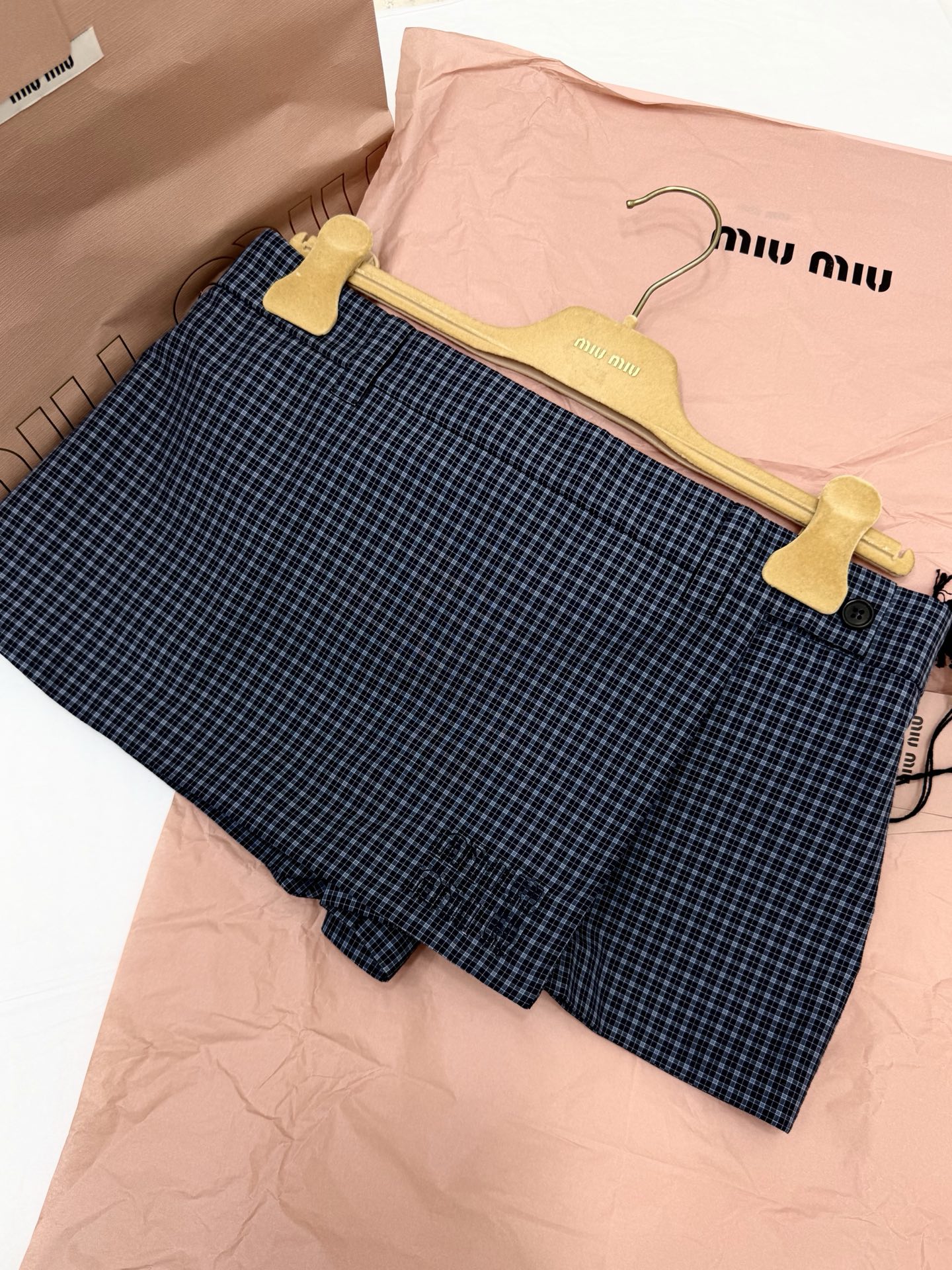NO:802951,Authentic real shot ~ original development ~ 26ss plaid skirt shorts blue and white plaid design, light and breathable fabric, super comfortable to wear in spring and summer!  The low-waist cut + skirt structure is fashionable and practical, and can be easily used in daily life or light formal occasions. Paired with a simple top, you can easily get an elegant and casual style. It is suitable for sisters who pursue quality and design!  SML authentic details,,skirts,shorts,19860909正品实拍～原版开发～ 26ss 格纹半身裙式短裤蓝白格纹设计,轻薄透气面料,春夏穿超舒服！低腰剪裁+裙式结构,时髦又实用,日常或轻正式场合都能轻松驾驭.搭配简约上衣 轻松get优雅休闲风 适合追求品质和设计感的姐妹们！SML正品细节,,skirts,shorts,,Women's clothing