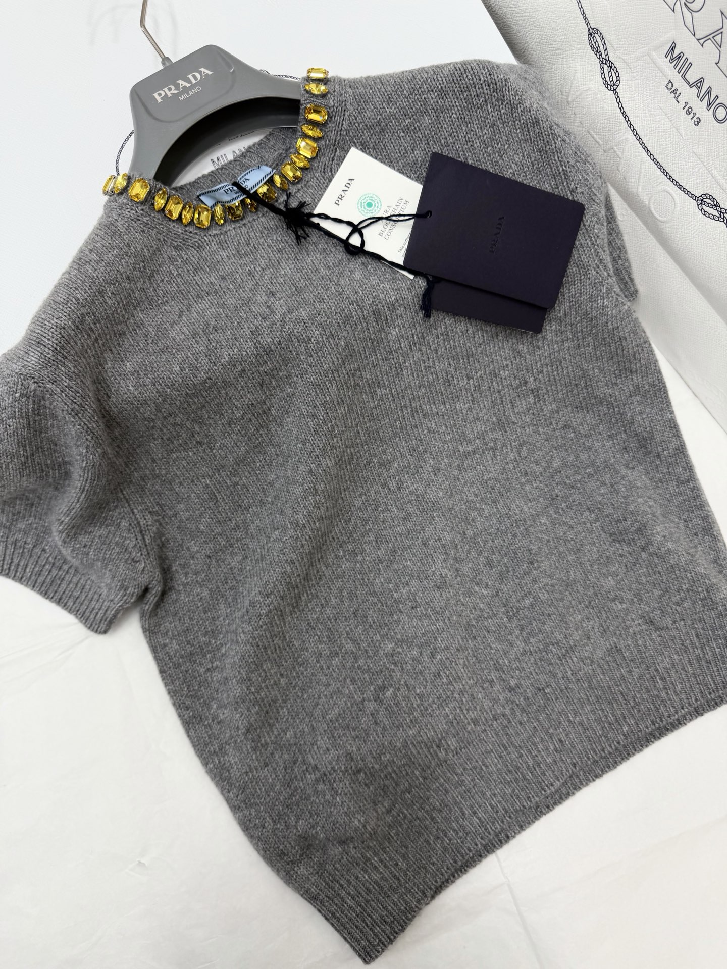 NO:799730,Original development~authentic shot~ 26ss diamond collar short-sleeved sweater made of high-quality wool and cashmere, soft and skin-friendly and warm. The gray color is simple and versatile, and the neckline is hand-embellished with bright diamonds, exquisite and eye-catching. The short-sleeved design is OK to wear alone in spring and summer or layered in autumn and winter, and can be easily controlled for commuting, dating, and daily outings. Fitted straight version, flattering body shape, comfortable and fashionable, it is a must-have item for light luxury wear!  SML authentic details,,T-shirt,19860909原版开发～正品实拍～ 26ss 钻饰领短袖针织衫高品质羊毛羊绒 柔软亲肤又保暖.灰色简约百搭,领口手工镶嵌亮钻,精致吸睛.短袖设计,春夏单穿或秋冬叠搭都很OK,通勤、约会、日常出街都能轻松驾驭.合身直筒版型,修饰身形,舒适又时髦,是轻奢穿搭必备单品！SML 正品细节,,T-shirt,,Women's clothing