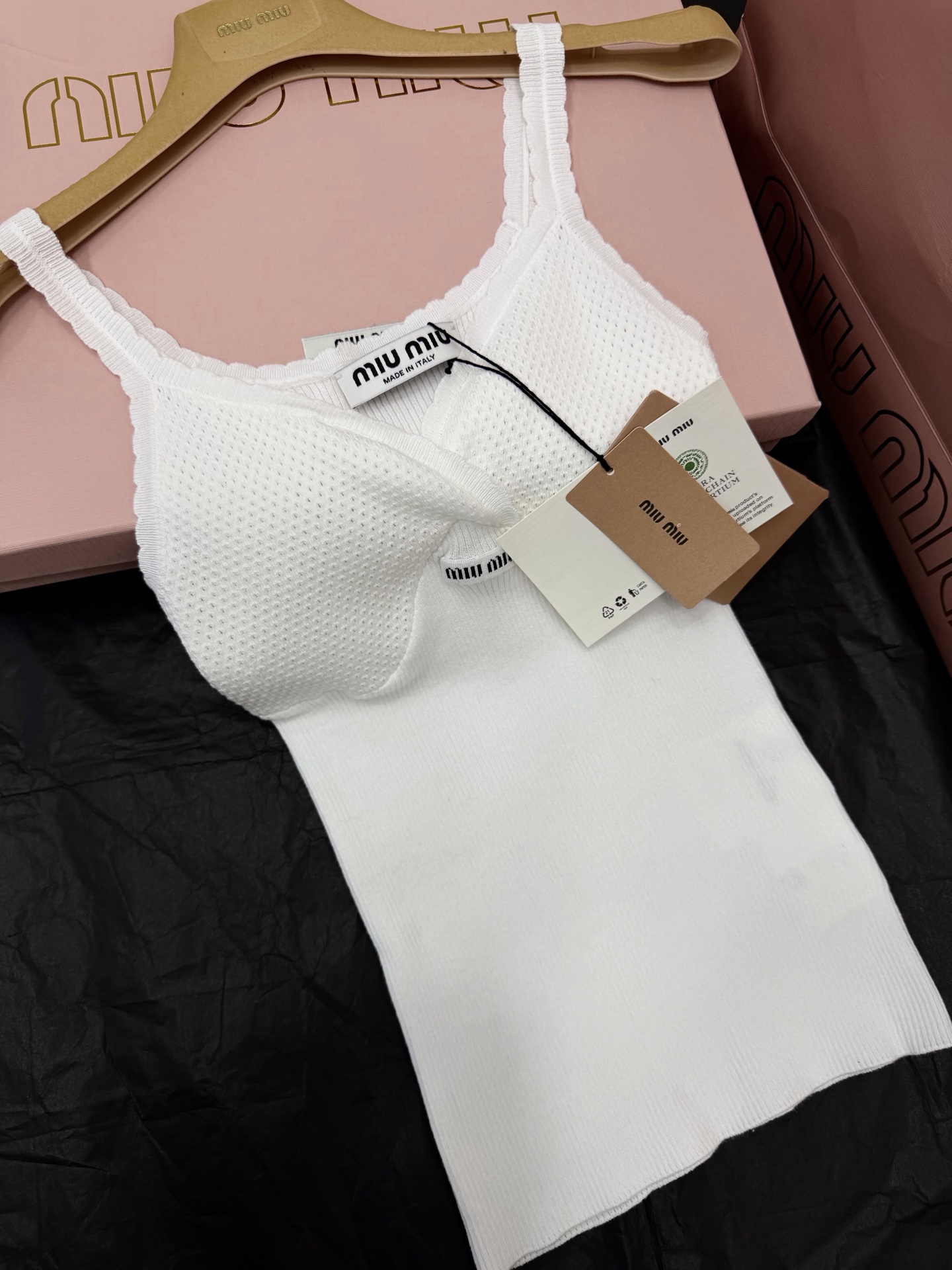 NO:802969,Original development, genuine real shot~~ White cross knitted sling with cross design on the chest + hollow knitted texture, highly recognizable!  The hem is made of wide vertical pit ribs, slimming and slimming. It is made of cotton, soft and skin-friendly, and looks great when worn alone or layered. The same style as Zhang Yuanying is a must-have for pure lust style and rich gold style, and can easily create a fashionable and layered look!  SML detailed pictures, real shots,19860909原版开发 正品实拍～～ 白色交叉针织吊带胸前交叉设计+镂空针织纹理,辨识度超高！下摆是宽幅竖坑条罗纹,修身显瘦,棉材质,柔软亲肤,单穿或叠搭都很出彩.张元英同款,纯欲风&千金风必备,轻松打造时髦层次感！SML细节图实拍,,,Women's clothing