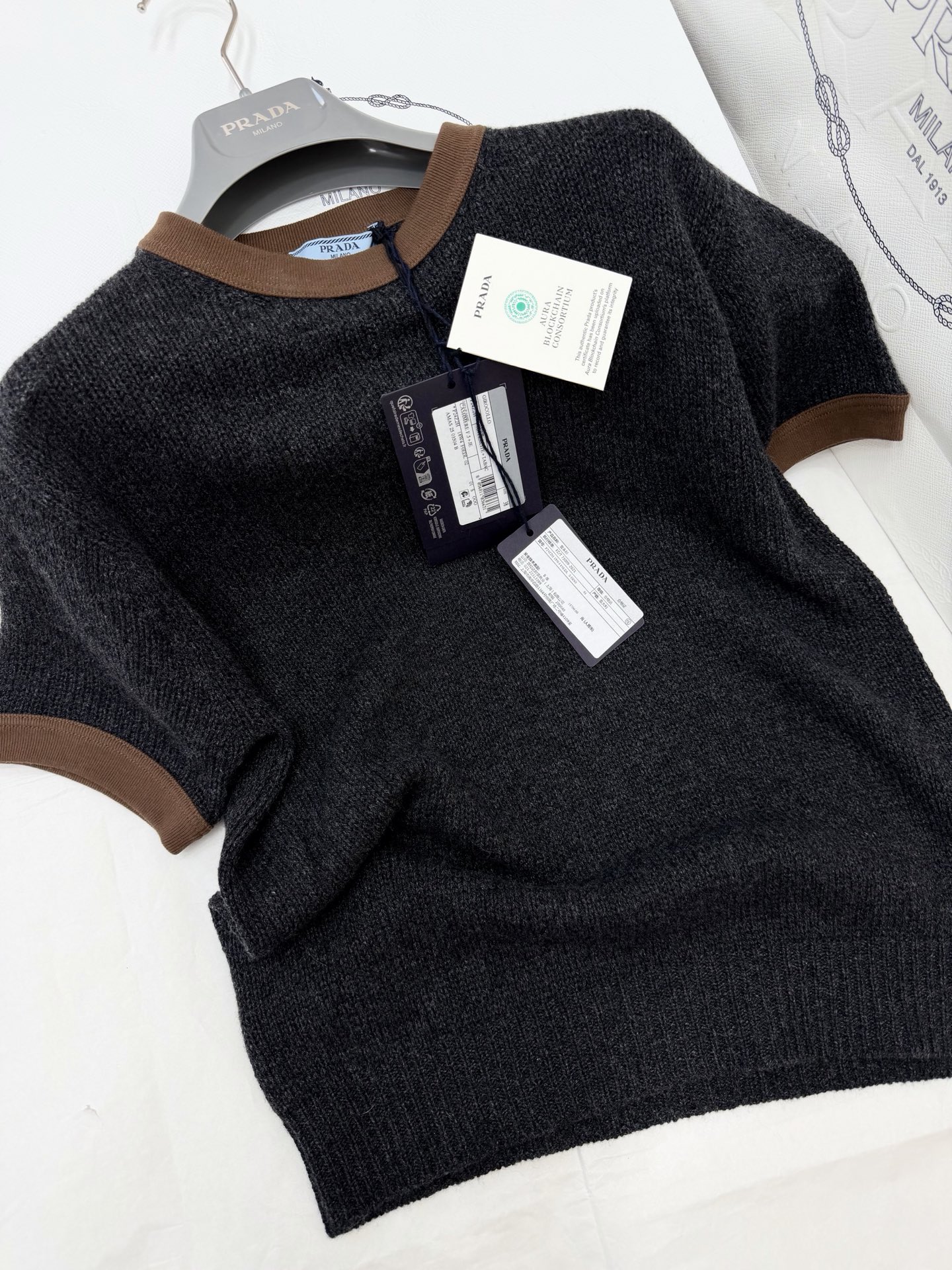 NO:799734,Authentic real shot ~ original development ~ 26ss contrasting knitted short-sleeved dark gray main body + brown collar and cuffs, simple and detailed!  High-quality cashmere material, soft and warm, very suitable for early spring. Loose fit, comfortable and not flattering, looks great with jeans or skirts ~ can be easily controlled for daily commuting and leisure, low-key and textured. SML authentic details, skirts, jeans, T-shirts,19860909正品实拍～原版开发～ 26ss 撞色针织短袖深灰主体+棕色领口袖口,简约又有细节感！高品质羊绒材质,柔软又保暖,早春穿超合适 .宽松版型,舒适不挑身材,随便搭牛仔裤or半裙都很有范儿~日常通勤、休闲都能轻松驾驭,低调又有质感.SML正品细节,,skirts,jeans,T-shirt,,Women's clothing
