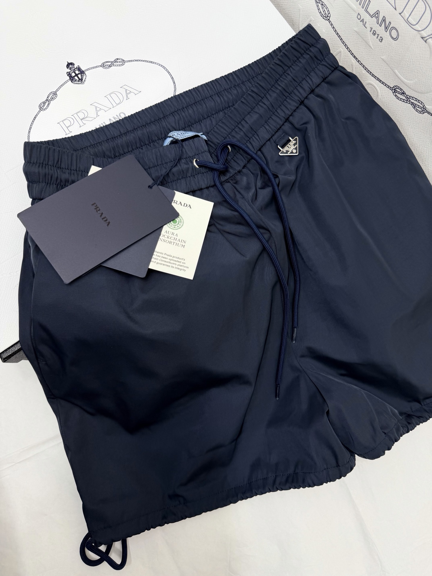 NO:802449,Original development ~ Drawstring nylon shorts are made of light and waterproof nylon fabric with breathable mesh inner layer, which is comfortable and practical to wear. Simple design in navy blue, elastic waist with drawstring, suitable for various body types. Logo embroidery on the body, full details, 4-point pants length, versatile for daily life or sports in summer, nylon material is durable and easy to care for, making it a practical choice for summer wear!  SML detailed pictures, real shots,,shorts,19860909原版开发～ 抽绳尼龙短裤采用轻薄防水尼龙面料,内层透气网眼,穿着舒适又实用.藏蓝色简约设计,抽绳松紧腰,适合多种体型.裤身有Logo标志刺绣,细节满分 4分裤长度,夏季日常或运动都很百搭,尼龙材质耐穿易打理,是夏日穿搭的实用选择！SML细节图实拍,,shorts,,Women's clothing