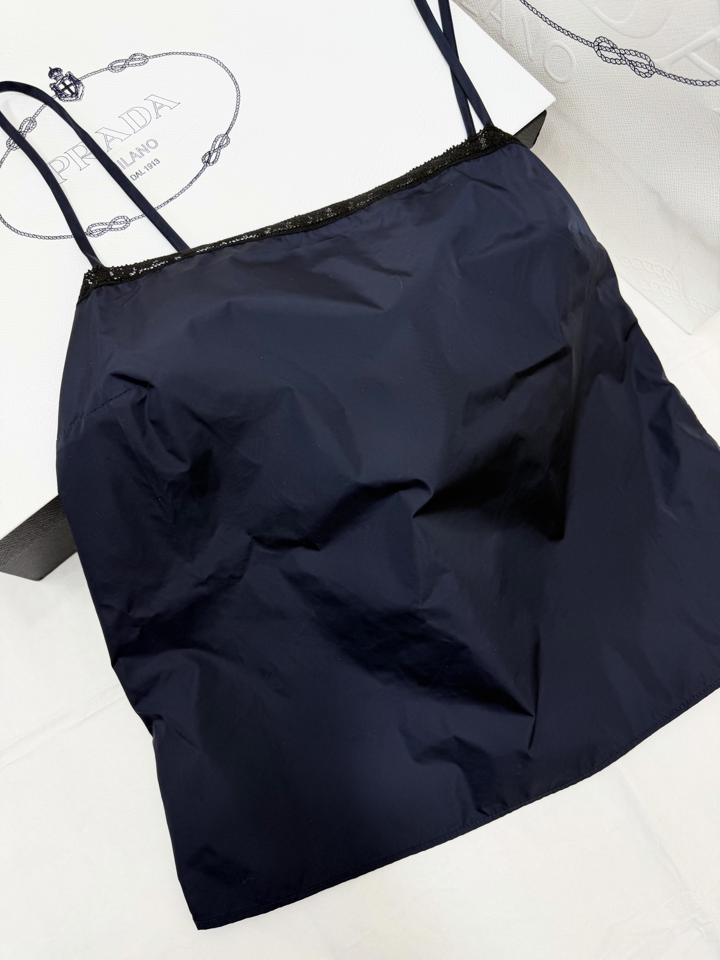 NO:802434,Original development~ The navy blue lace splicing suspenders are made of high-quality nylon fabric, which is light and shiny. The neckline is embellished with black lace, which is exquisite and elegant. Simple design, versatile to wear alone or inside, and looks great with shirts, jackets or skirts. The shoulder straps are moderate in length and comfortable to wear, suitable for daily or light luxury occasions. Real photos of SML details, skirts, jackets & coats, shirts,19860909原版开发～ 藏蓝色蕾丝拼接吊带采用高品质尼龙面料,轻盈有光泽感.领口黑色蕾丝点缀,精致又优雅.简约设计,单穿或内搭都很百搭,搭配衬衫、外套或裙装都很出彩.肩带长度适中,穿着舒适,适合日常或轻奢场合.SML细节图实拍,,skirts,jackets & coats,shirts,,Women's clothing