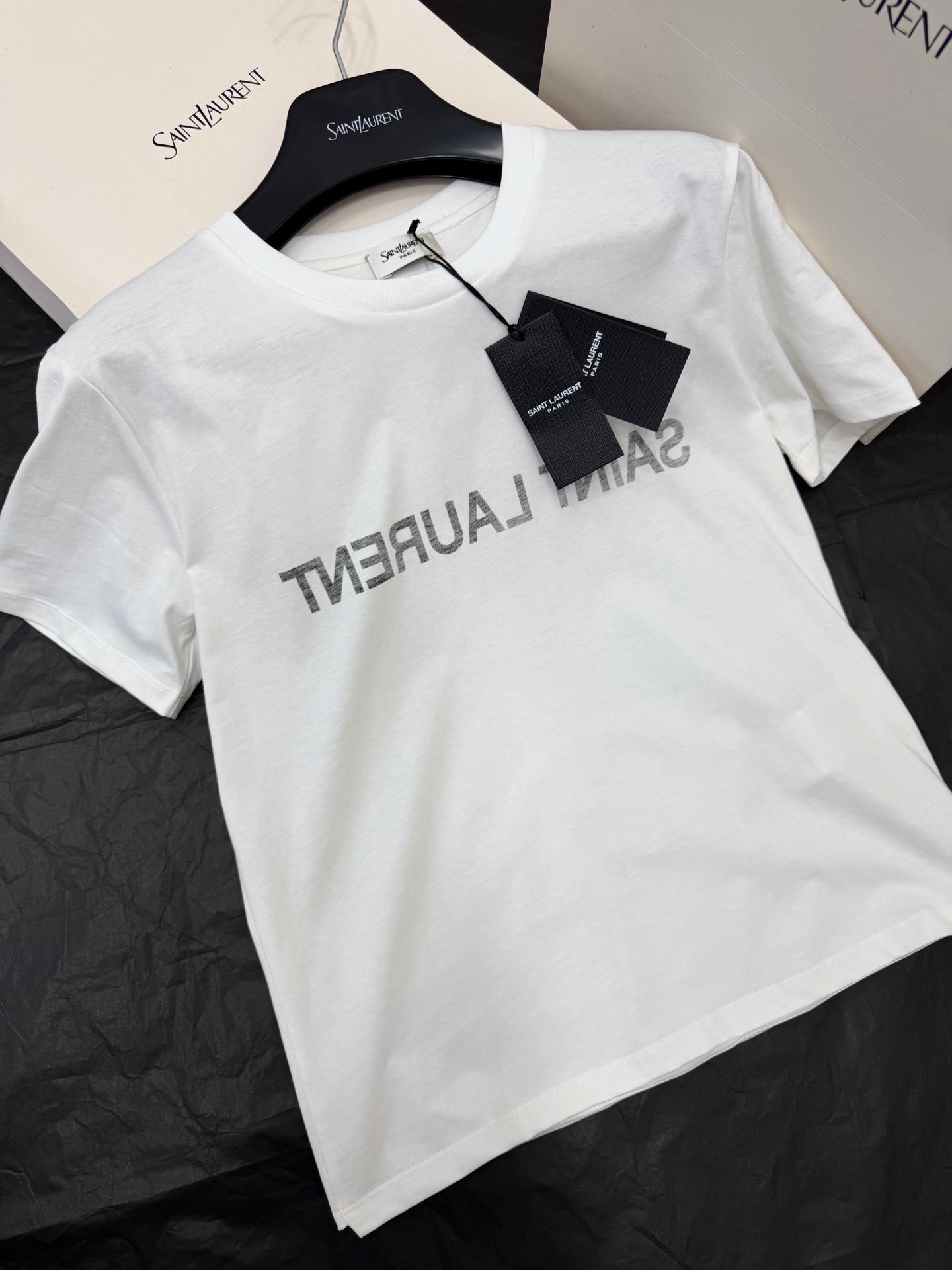 NO:801736,Original development ~ Logo reverse T-shirt with a classic white round neck and gray mirrored letters on the chest that are very recognizable!  Made of pure cotton, it is comfortable and breathable to wear. It is suitable for daily outings or inner wear. The simple design + iconic logo easily create a high-end feel. It is a must-have and versatile item in the wardrobe!  SML detailed pictures, real shots, tees, t-shirts,19860909原发开发～ Logo反转T恤经典白色圆领,胸前灰色镜像字母超有辨识度！纯棉材质,穿着舒适透气,日常出街或内搭都很OK.简约设计+标志性Logo,轻松打造高级感,是衣橱必备百搭单品！SML细节图实拍,,tees，t-shirt,,Women's clothing