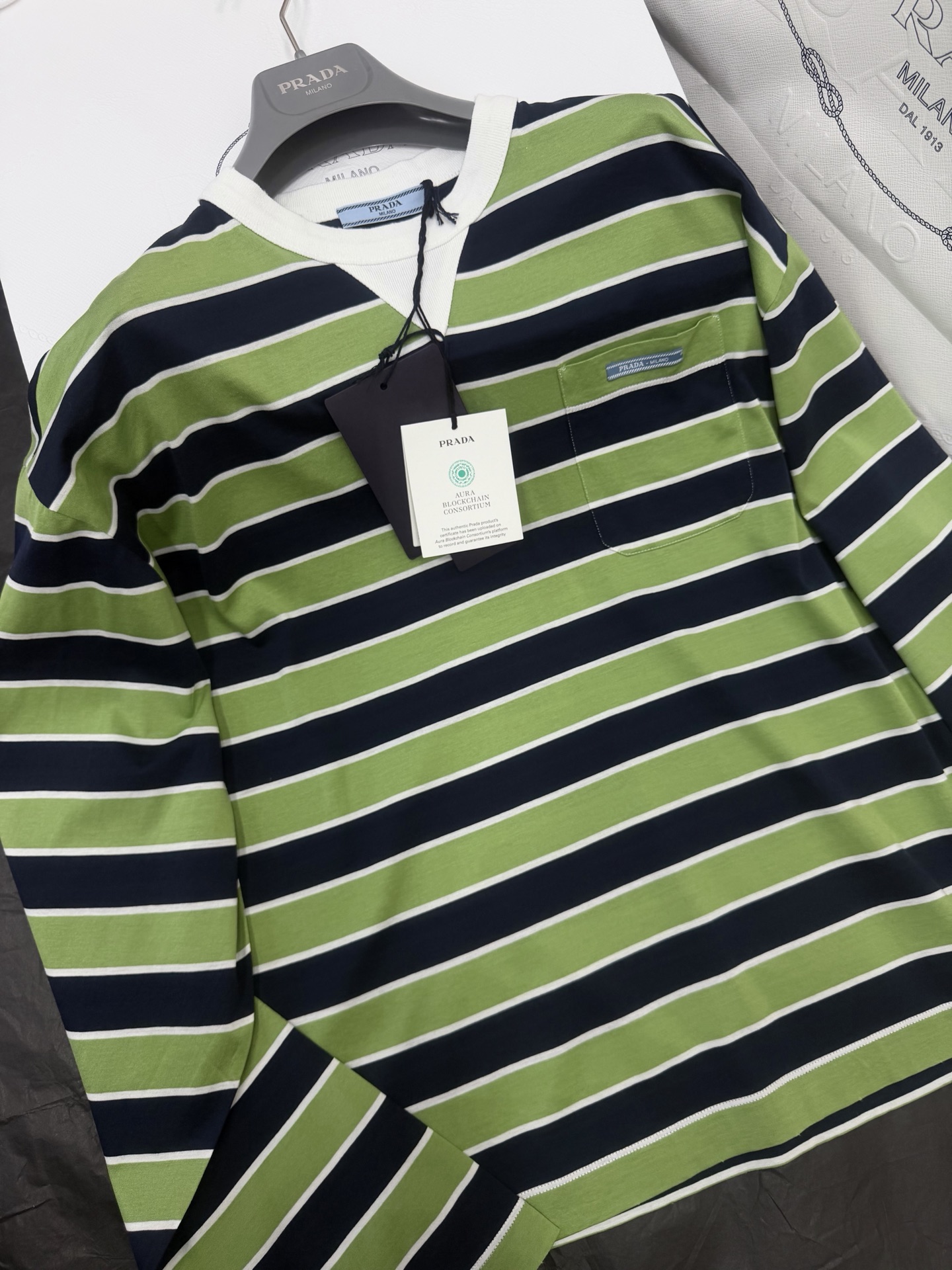NO:799706,Authentic real shot, original development~~ 26ss striped long-sleeved T-shirt, dark blue + green stripes with white round collar, simple and energetic. High-quality cotton fabric, soft and comfortable, loose fit, suitable for daily leisure or light sports. Small chest pocket + brand embroidery, perfect details, high recognition, easy to control various styles of clothing!  SML authentic details,,tees,t-shirt,19860909正品实拍 原版开发～～ 26ss 条纹长袖T恤深蓝+绿色条纹搭配白色圆领,简约又有活力.高品质棉质面料,柔软舒适,宽松版型,日常休闲或轻运动都很适合.胸前小口袋+品牌刺绣,细节满分,辨识度高 轻松驾驭各种穿搭风格！SML 正品细节,,tees，t-shirt,,Women's clothing