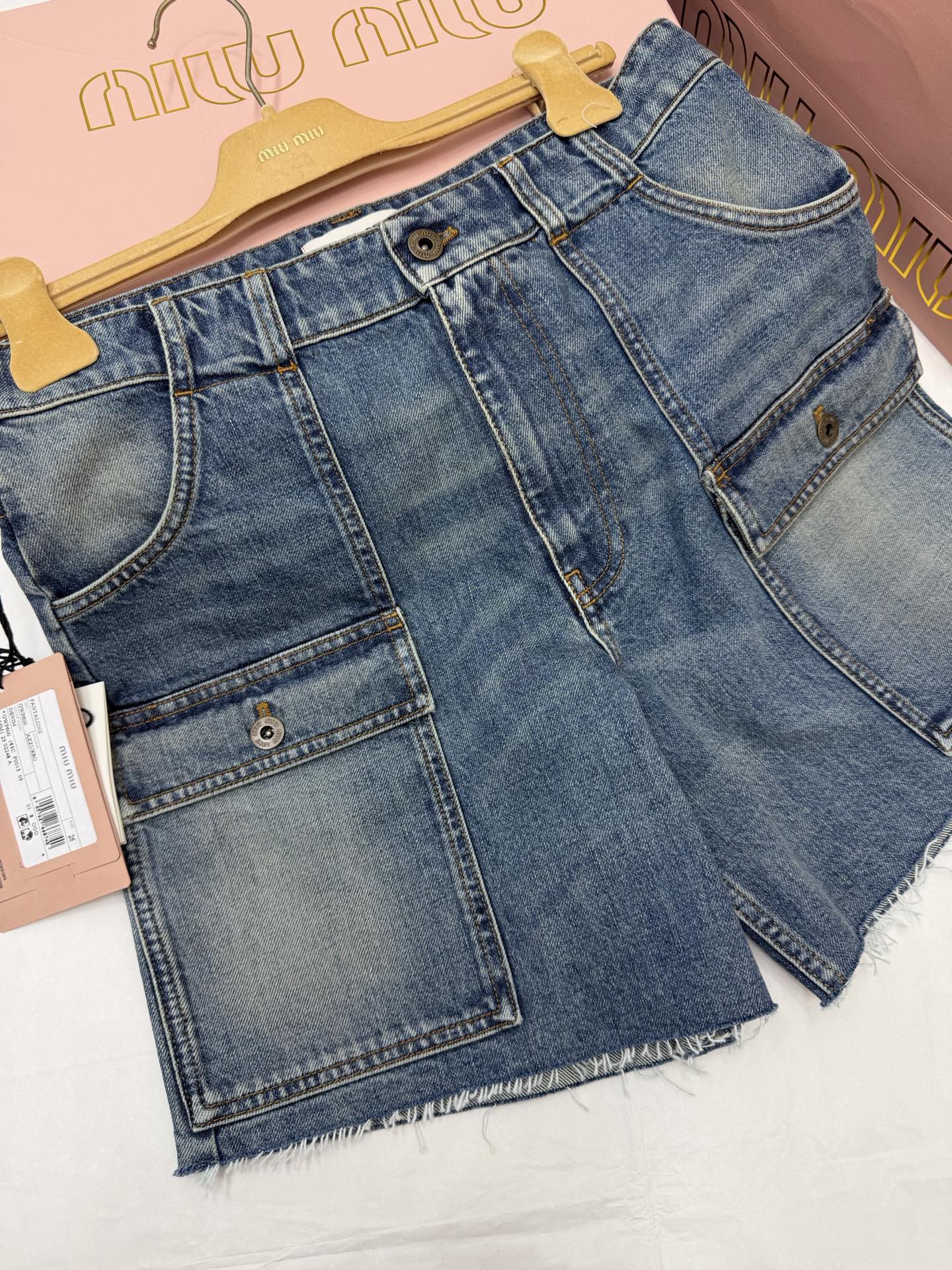 NO:802957,Original development and real shot~~ 26ss workwear denim shorts with washed and distressed craftsmanship, retro blue tone and super atmospheric feel. The multi-pocket design is practical and fashionable, and the raw hems add a casual street style. The high-waist tailoring modifies the leg shape, and it looks great with shirts, knitted cardigans or sneakers. It is easy to switch between multiple styles. A must-have for fashionistas!  SML authentic details,,sneakers,shorts,shirts,19860909原版开发 正品实拍～～ 26ss工装牛仔短裤水洗做旧工艺,复古蓝色调超有氛围感.多口袋设计实用又时髦,毛边裤脚增添随性街头风.高腰剪裁修饰腿型,搭配衬衫、针织开衫或运动鞋都很出彩,轻松切换多种风格 时髦精必入！SML 正品细节,,sneakers,shorts,shirts,,Women's clothing