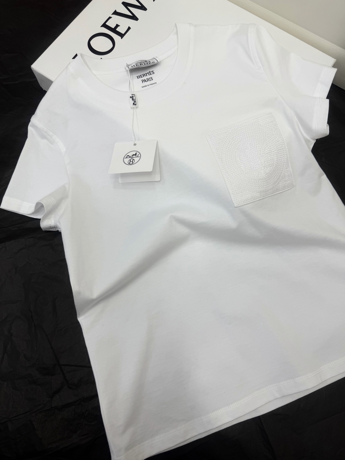 NO:802436,Original development~ The early spring series embroidered pocket T-shirt is made of soft pure cotton and is super comfortable to wear. The same color pocket on the chest + the carriage logo embroidery is low-key and classy. Minimalist design, versatile and not picky, it has texture whether worn alone or as an inner layer. It is a must-have classic item in the wardrobe. SML white details, tees, t-shirt,19860909原版开发～ 早春系列刺绣口袋T恤采用柔软纯棉,穿着超舒适.胸前同色系口袋+马车徽标刺绣,低调又有辦识度 .极简设计,百搭不挑人,无论单穿还是内搭都很有质感,是衣橱必备的经典单品SML 白色细节图,,tees，t-shirt,,Women's clothing
