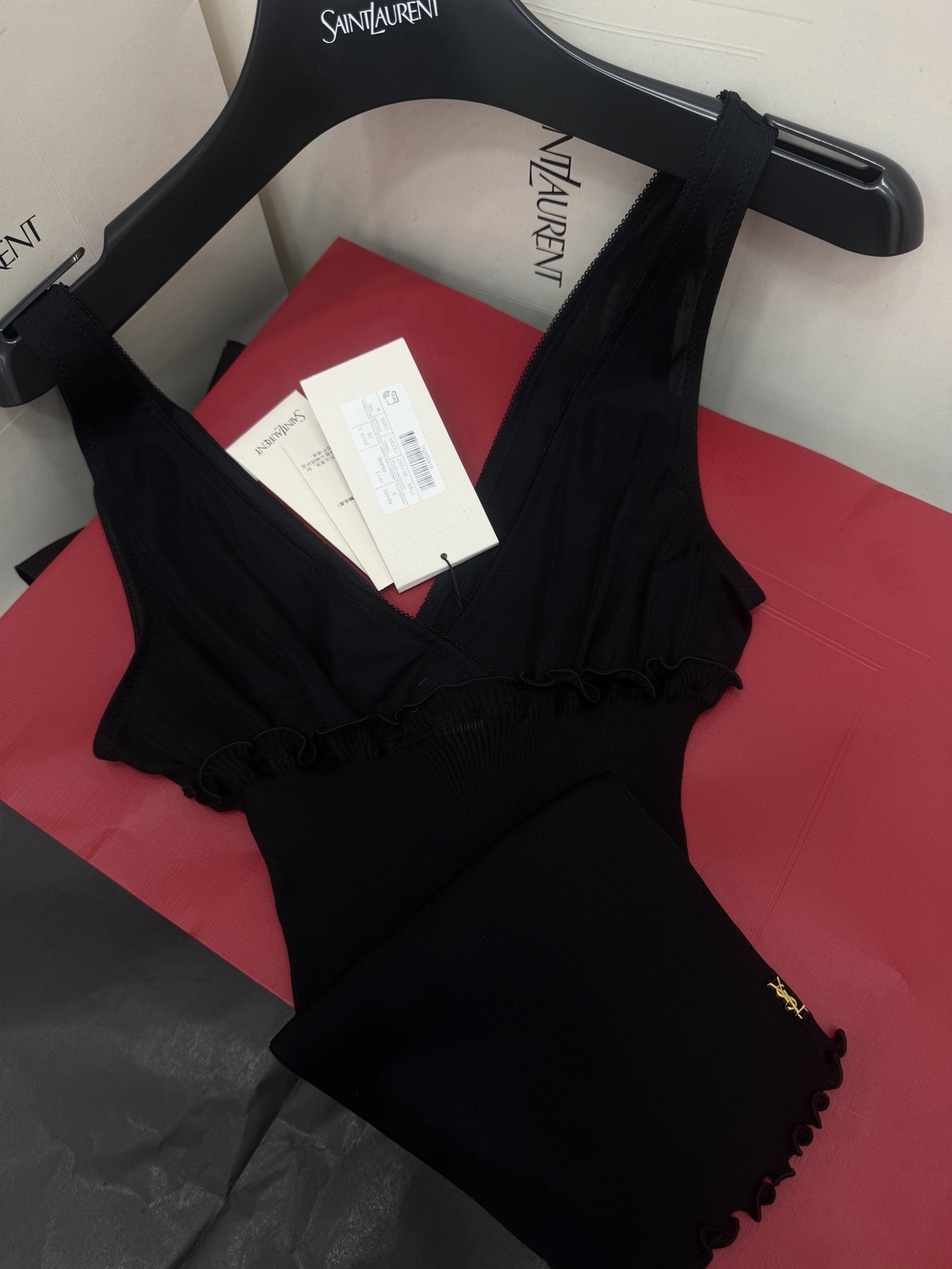 NO:801242,Authentic real shot ~ original development ~ 26ss deep V black suspender slim design + soft knitted fabric, super comfortable to wear in summer!  The V-neck backless cut is sexy and fashionable, and the pure hot girl style is easy to achieve. The ruffles at the hem are super layered, and the slimming version is paired with high-waisted pants or skirts to straighten your body proportions!  Everyday outings, parties, and photoshoots are very photogenic. SML authentic details, skirts,19860909正品实拍～原版开发～ 26ss 深V黑色吊带修身设计+柔软针织面料,夏天穿超舒服！V领露背剪裁,性感又时髦,纯欲辣妹风轻松拿捏 下摆荷叶边 超有层次感,显瘦版型搭高腰裤or裙子,身材比例直接拉满！日常出街、聚会、拍照都很出片 SML正品细节,,skirts,,Women's clothing