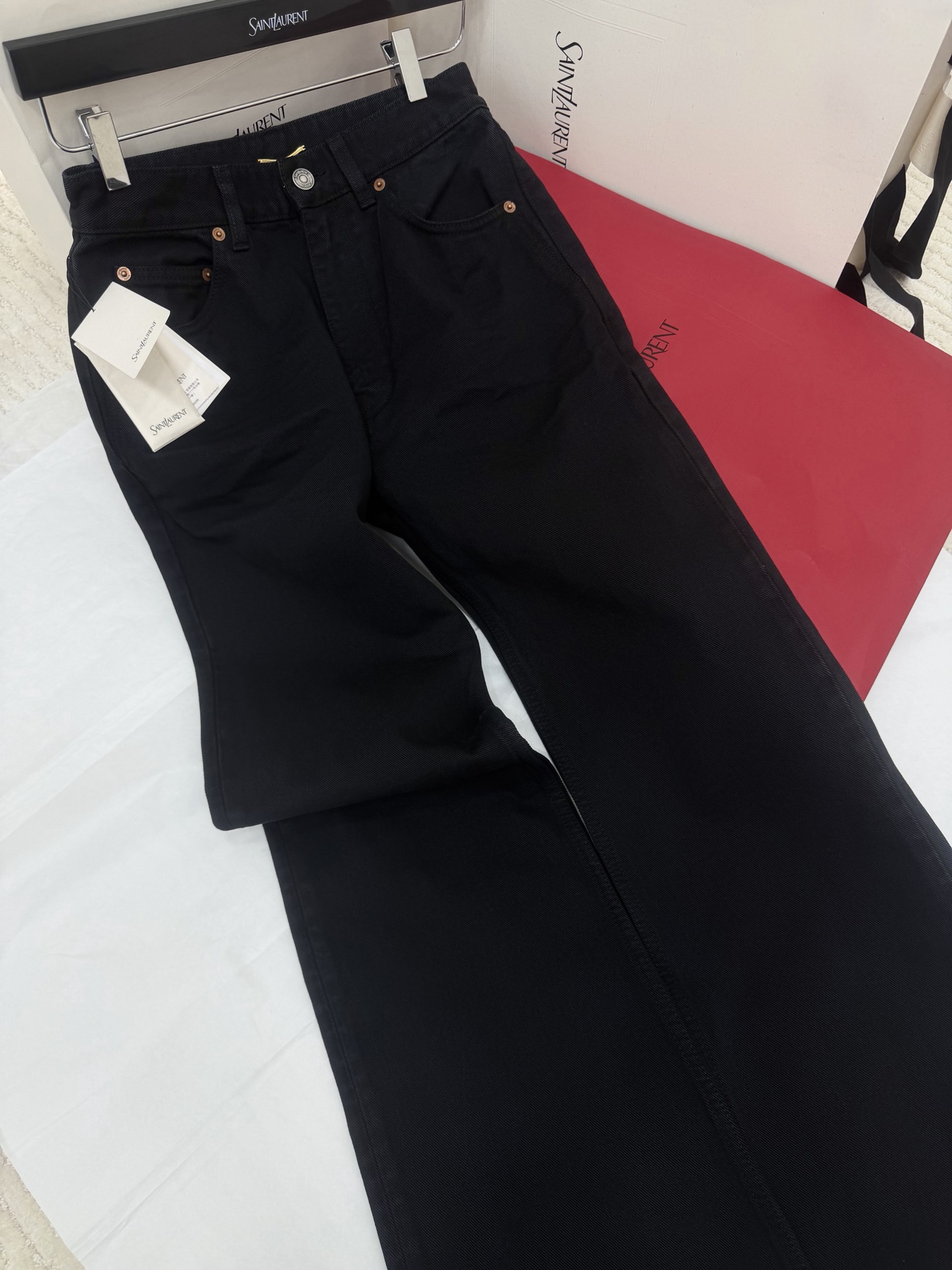 NO:801244,Authentic real shot ~ original development ~ 26ss black high-waisted bootcut jeans, classic denim material, good elasticity and durability, suitable for daily commuting and leisure!  The high-waisted design elongates the proportions of the legs, and the slightly flared pants modify the shape of the legs, making them appear slimmer and classier. The black color is versatile and looks good with short tops, shirts, and sweaters. It is a must-have for sisters with pear-shaped bodies and thick legs. It covers the crotch and makes the legs look longer, and can easily create the effect of long legs!  SML authentic details,,jeans,sweaters,shirts,19860909正品实拍～原版开发～ 26ss 黑色高腰微喇牛仔裤,经典牛仔布材质,弹力好又耐穿,日常通勤、休闲都OK！高腰设计拉长腿部比例,微喇裤型修饰腿型,显瘦显高超加分.黑色百搭,随便配短上衣、衬衫、毛衣都好看,梨形身材、腿粗姐妹必入,遮胯显腿长,轻松穿出大长腿效果！SML正品细节,,jeans,sweaters,shirts,,Women's clothing