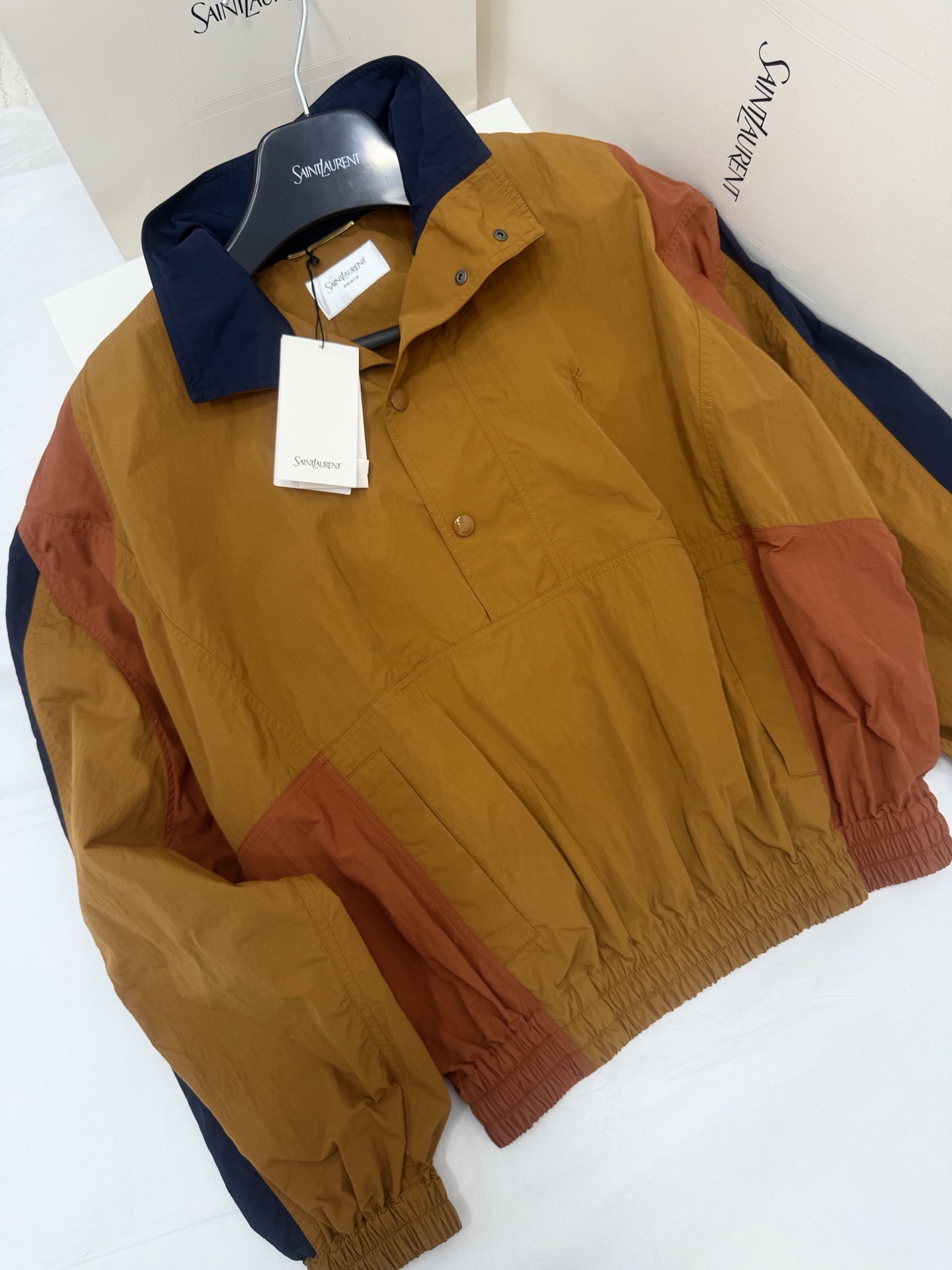 NO:806184,Original development, real shot~~ YSL 26ssAmalia series jacket is made of contrasting colors of turmeric, brick red and navy, full of retro sporty feel!  Collarless half-zipper design + elastic hem and cuffs, lightweight and comfortable, super versatile for daily wear. Paired with a solid color T-shirt or suspender skirt, you can easily get a sense of street fashion. It has both vitality and elegance, and will turn heads when you go out on the street!  SML authentic details,,saint laurent,skirts,jackets & coats,tees,t-shirt,19860909原版开发 正品实拍～～ YSL 26ssAmalia系列夹克姜黄、砖红、海军蓝撞色拼接,复古运动感满满！无领半拉链设计+松紧下摆和袖口,轻便又舒适,日常穿搭超百搭.搭配纯色T恤或吊带裙,轻松get街头时髦感,活力与优雅兼具,出街回头率up！ SML正品细节,,saint laurent,skirts,jackets & coats,tees，t-shirt,,Women's clothing