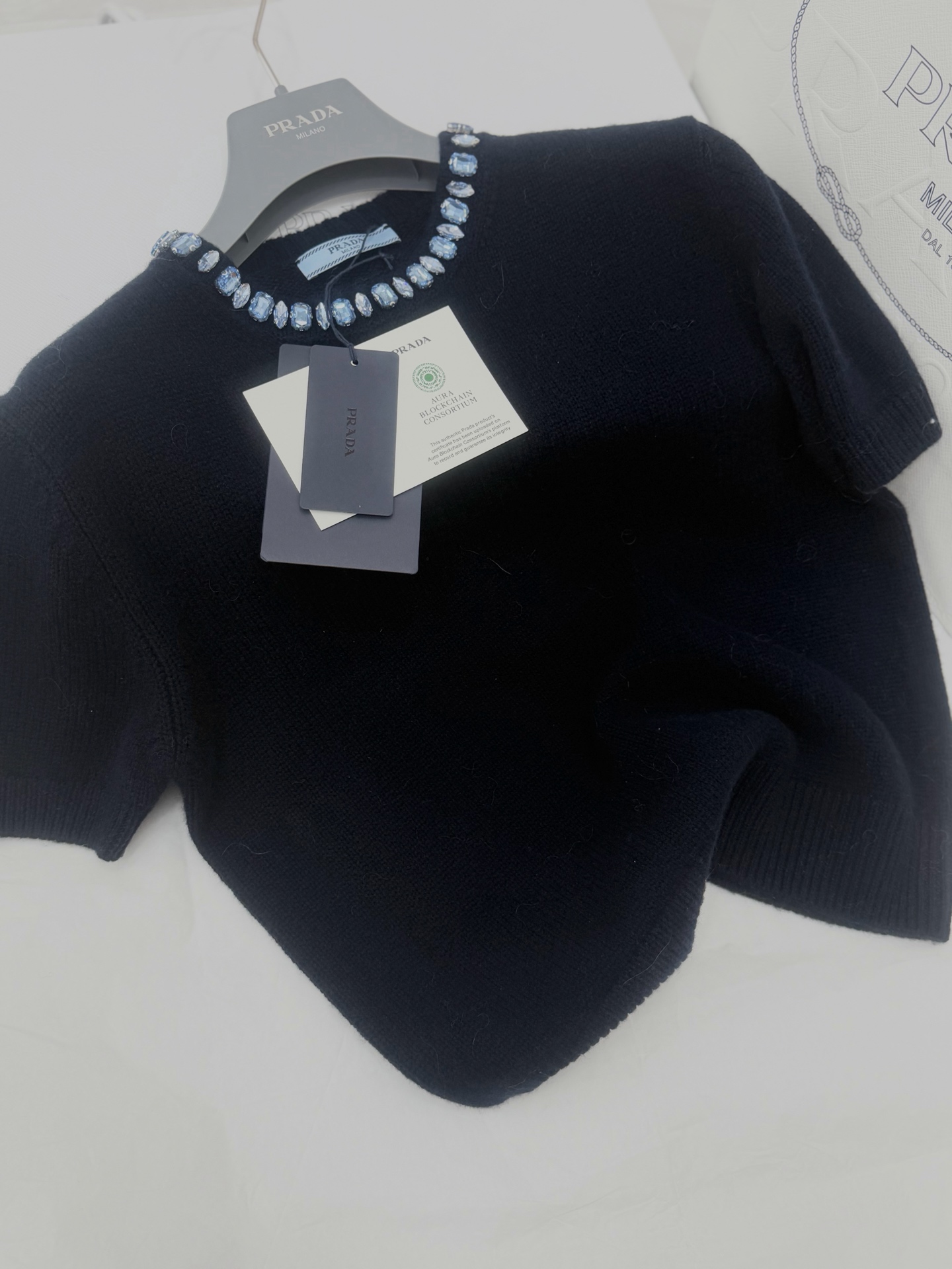 NO:799726,Authentic real shot~Original development~~ 26ss beaded collar short-sleeved sweater made of high-quality wool and cashmere blend, soft and skin-friendly, super comfortable to wear. Blue beaded embellishment on the neckline, exquisite and eye-catching, simple and a bit luxurious. Navy blue is versatile and elegant, can be worn alone or layered, and can be easily used for commuting, dating, and daily life. SML navy blue details, T-shirt,19860909正品实拍～原版开发～～ 26ss 领口钉珠短袖针织衫高品质羊毛羊绒混纺,柔软亲肤,穿着超舒适.领口蓝色钉珠点缀,精致又吸睛,简约中带点奢华感.藏蓝色百搭显气质,单穿或叠穿都很出彩,通勤、约会、日常都能轻松驾驭 SML藏蓝色细节图,,T-shirt,,Women's clothing
