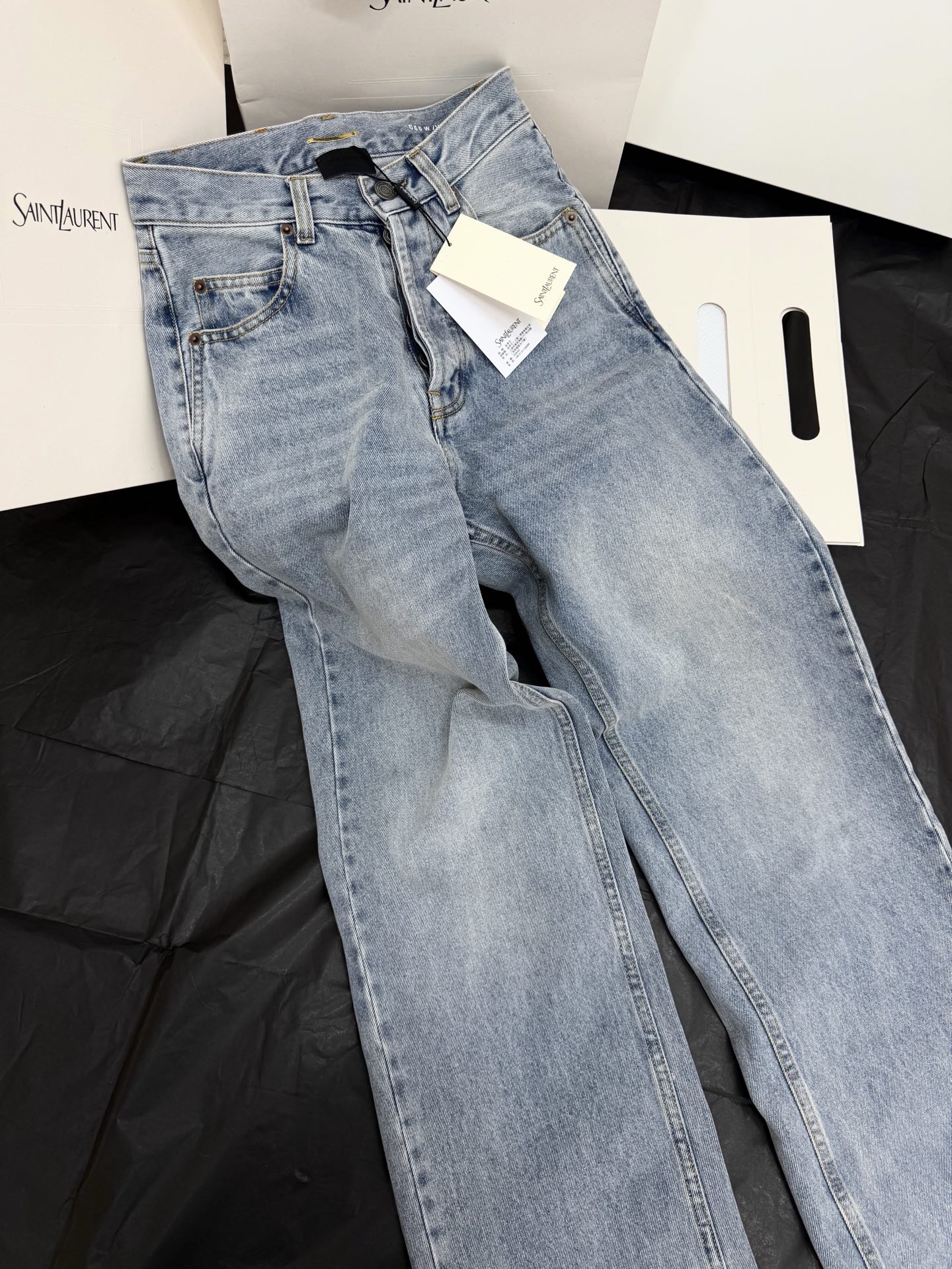 NO:802412,Original development ~ 26ss light blue straight-leg jeans are made of high-quality washed denim fabric, with a retro light blue tone that is super textured. The straight-leg cut modifies the leg shape, is super friendly to pear-shaped figures, and has a perfect effect of covering up the flesh and making you slim!  The fabric is wear-resistant and does not fade easily. It can be easily used for daily commuting or leisure. Metal inner buttons have exquisite details. They look great when paired with short tops or loose jackets, and can easily create a simple and high-end style. SML detailed pictures, real photos, jeans, jackets & coats,19860909原版开发～ 26ss 浅蓝直筒牛仔裤采用高品质水洗牛仔面料,复古浅蓝色调超有质感.直筒剪裁修饰腿型,对梨形身材超友好,遮肉显瘦效果满分！面料耐磨不易褪色,日常通勤或休闲都能轻松驾驭 金属内纽扣 细节精致,搭配短款上衣或宽松外套都很出彩,轻松打造简约高级感穿搭风格 SML细节图实拍,,jeans,jackets & coats,,Women's clothing