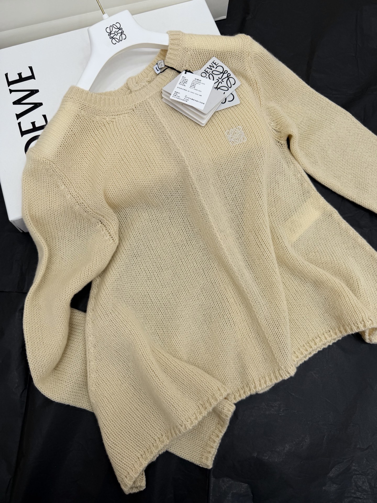 NO:806224,Authentic real shot ~ original development ~ 26ss gentle beige sweater, soft knitted fabric, breathable and comfortable, perfect for daily wear!  Umbrella-shaped knitted fabric with a small design on the back. The irregular cut of the hem makes it perfect for slimming. It’s also too good-looking. The beige color is versatile. It goes well with jeans or skirts. It’s easy to switch styles ~ SML authentic details, skirts, jeans,19860909正品实拍～原版开发～ 26ss 温柔米色针织衫柔软针织面料,透气又舒适,日常穿搭超合适！背后小有设计的伞型针织 下摆剪裁不规则显瘦度满分 也太乖啦 上身奶呼呼的感觉 米色百搭,配牛仔裤或半裙都很ok,轻松切换风格～SML正品细节,,skirts,jeans,,Women's clothing