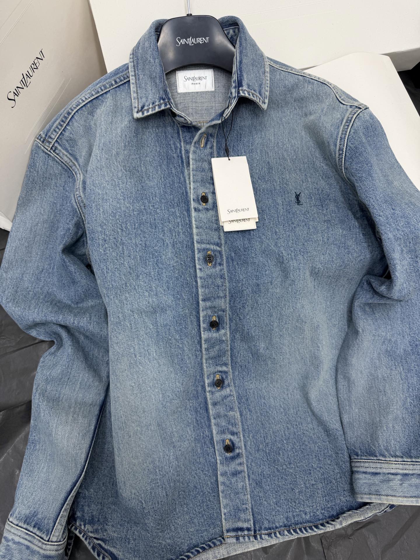 NO:807817,Original development ~ authentic real shot ~ 26ss embroidered small logo denim jacket, classic denim material, retro washed blue, super atmospheric!  The loose boyfriend-style version is perfect for layering or wearing alone. The small logo embroidery details are perfect. The rolled-up cuffs are casual and fashionable. It can be easily used for daily commuting and leisure. Pair it with jeans or casual pants. It is simple and personalized, and you can easily get a high-end look!  SML authentic details,,jeans,jackets & coats,19860909原版开发~正品实拍~ 26ss 刺绣小logo牛仔外套经典牛仔布材质,复古水洗蓝色超有氛围感！宽松男友风版型,叠穿or单穿都很OK,小logo刺绣细节满分,袖口卷起来随性又时髦～日常通勤、休闲都能轻松驾驭,搭配牛仔裤或休闲裤,简约又有个性,轻松get高级感穿搭！SML 正品细节,,jeans,jackets & coats,,Women's clothing