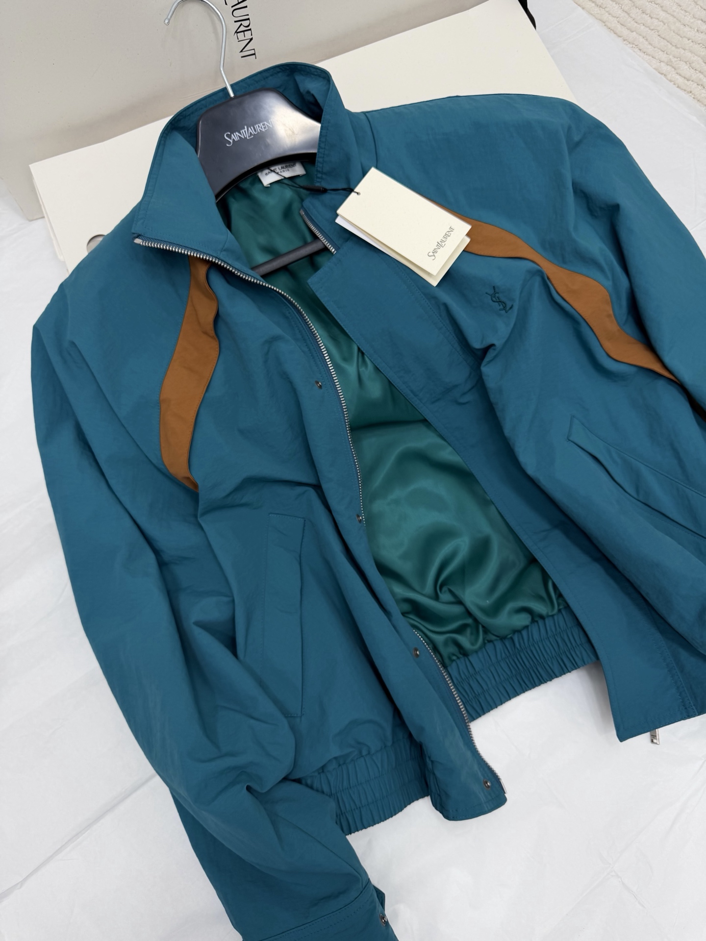 NO:801744,Original development~~ The 26ss series silhouette color-blocking jacket is made of dark blue-green nylon. It is lightweight and windproof, and is super practical for daily wear!  Brown stitching on the shoulders, full of layering, and the YSL embroidery on the chest is very recognizable. Zipper closure + loose fit, comfortable and fashionable, easily create an American sports style. Easily get a dynamic look!  SML detailed pictures, saint laurent, jackets & coats,19860909原版开发～～ 26ss 系列廓形拼色夹克深蓝绿色尼龙材质,轻便又防风,日常穿搭超实用！肩部棕色拼接,层次感满满,胸前YSL刺绣超有辨识度.拉链开合+宽松版型,舒适又时髦,轻松打造美式运动风.活力造型轻松get！SML 细节图实拍,,saint laurent,jackets & coats,,Women's clothing