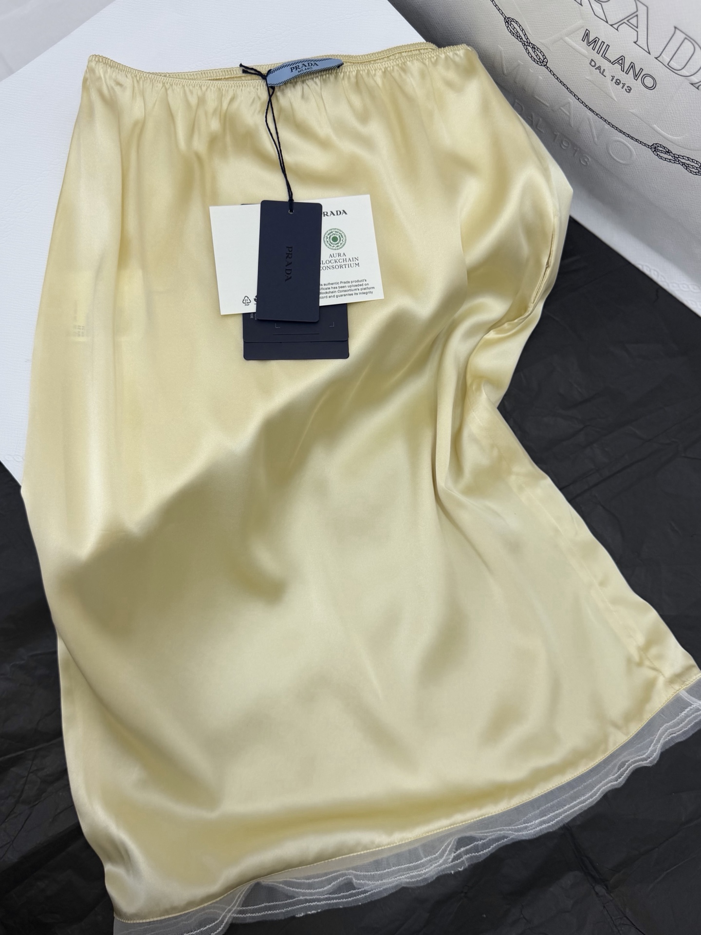 NO:800240,Original development~~ The yellow silk skirt is made of high-quality mulberry silk, which is smooth and delicate to the touch and full of luster. The lace edge design of the skirt is exquisite and elegant, and can be easily worn in daily life or special occasions. The silk material is breathable and comfortable, very suitable for spring and summer, and has a sense of luxury. Pair it with a simple top or items from the same series, and you can easily get a gentle and elegant style~SML real photos of detailed pictures,,skirts,real silk,19860909原版开发～～ 黄色真丝半身裙采用高品质桑蚕丝,触感柔滑细腻,光泽感满满.裙摆蕾丝边设计,精致又优雅,日常或特殊场合都能轻松驾驭.真丝材质透气舒适,春夏穿超合适,还自带高级感.搭配简约上衣或同系列单品,轻松get温柔气质穿搭风格～SML 细节图实拍,,skirts,real silk,,Women's clothing