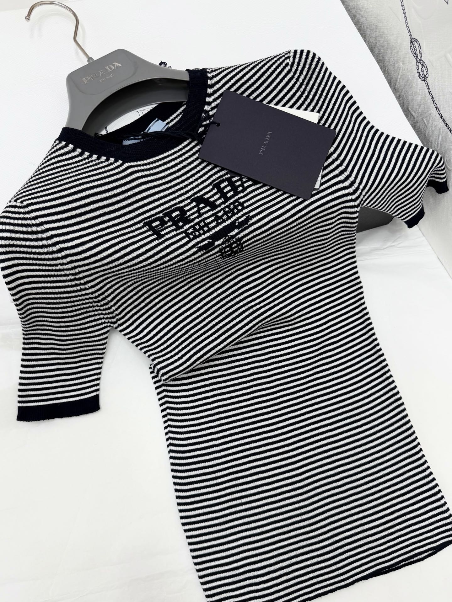 NO:802441,Original development, genuine real shot~~ 26ss striped knitted short-sleeved mulberry silk material, soft, breathable and super comfortable!  Blue and white navy stripes + embroidered logo on the chest, full of French retro feel. The round neck is slim fit, fits the body shape, and easily outlines the waistline. It is OK to wear alone or layered. The stripe elements are classic and versatile, and can be easily worn for commuting, leisure, and dating. Paired with high-waisted skirts or loose pants, the fashionable feeling is directly full of SML. Authentic details, skirts, T-shirts,19860909原版开发 正品实拍～～ 26ss条纹针织短袖桑蚕丝材质,柔软透气超舒适！蓝白海军条纹+胸前刺绣Logo,法式复古感满满.圆领修身版型,贴合身形,轻松勾勒腰线,单穿或内搭都很OK.条纹元素经典百搭,通勤、休闲、约会都能轻松驾驭,搭配高腰裙或宽松裤,时髦感直接拉满SML 正品细节,,skirts,T-shirt,,Women's clothing