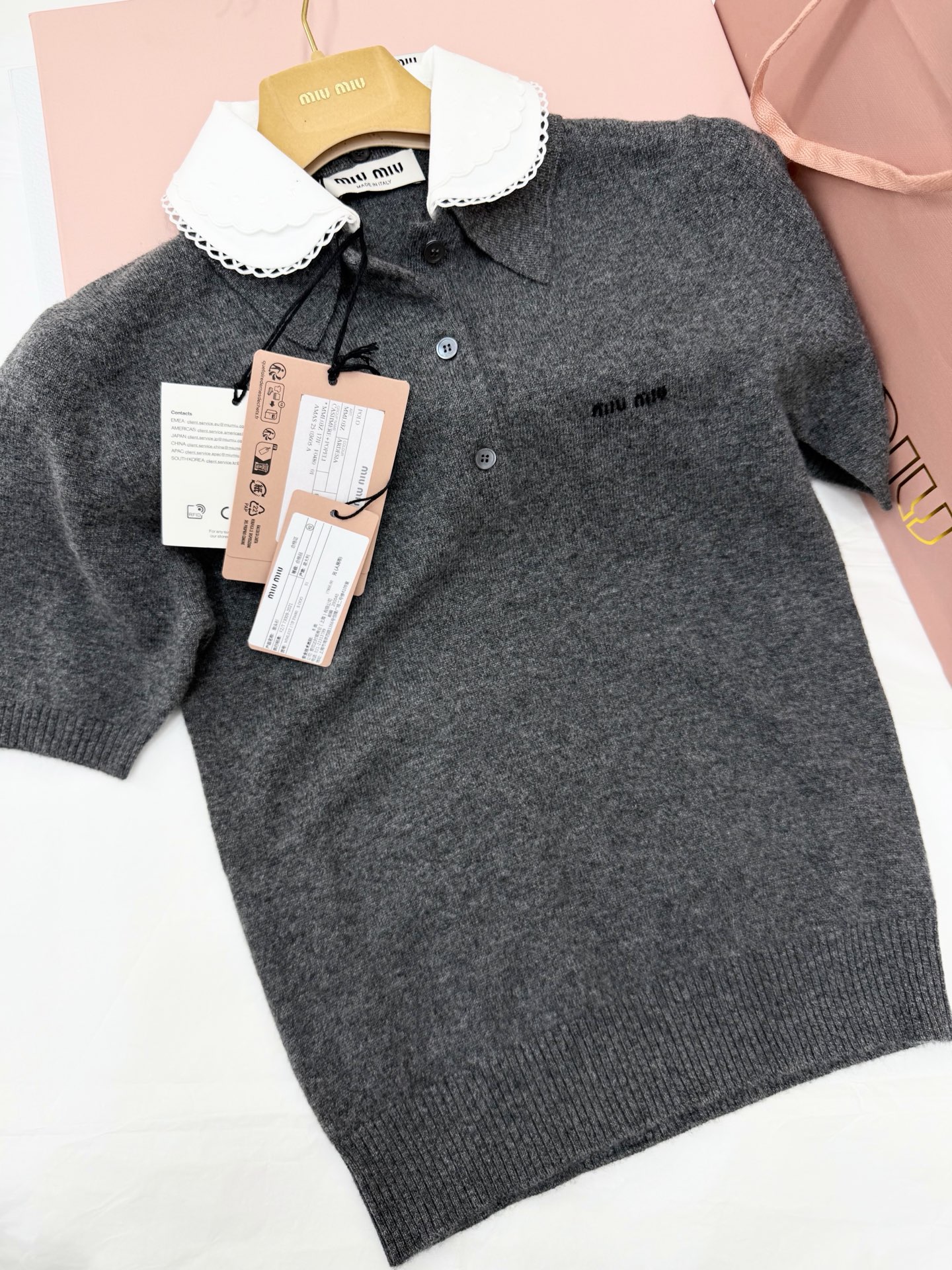NO:802945,Original development, genuine real shot~~ 26ss gray doll collar knitted short-sleeved top cashmere, soft and skin-friendly and super comfortable!  Detachable double-layer doll collar + white lace, full of college style, age-reducing and sweet. Slim fit, gray low-key and versatile, easy to wear for commuting and leisure. Paired with high-waisted pants or skirts, it is elegant and shows body proportions. It is a must-have item for early spring!  SML authentic details,,skirts,T-shirt,19860909原版开发 正品实拍～～ 26ss 灰色娃娃领针织短袖上衣山羊绒,柔软亲肤超舒适！可拆卸双层娃娃领+白色花边,学院风满满,减龄又甜美.修身版型,灰色低调百搭,通勤休闲都能轻松驾驭.搭配高腰裤或半裙,优雅又显身材比例,是早春穿搭必备单品！SML 正品细节,,skirts,T-shirt,,Women's clothing