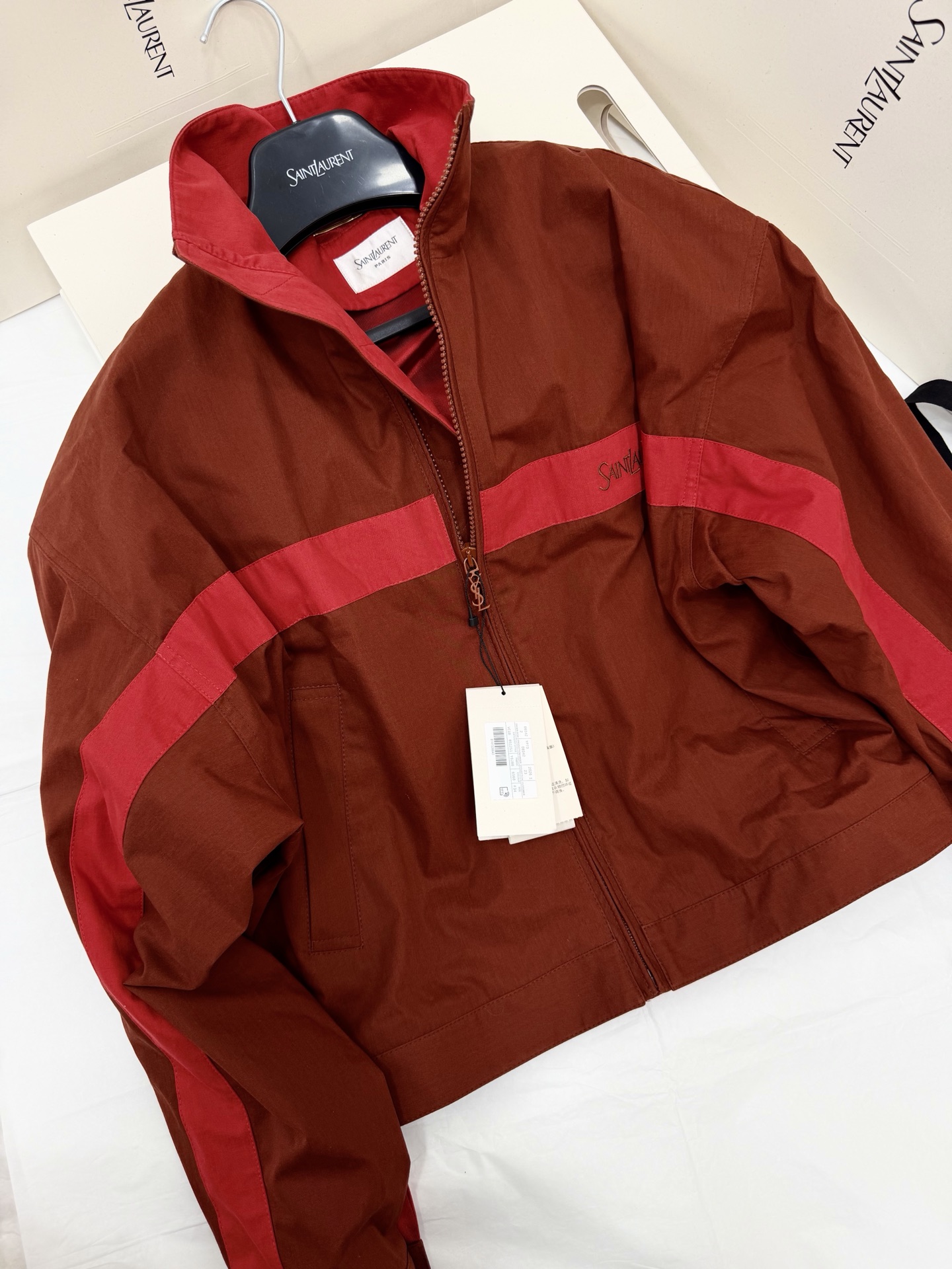 NO:807231,Original development, genuine real shot~~ 26ss series contrasting jacket with burgundy + red stitching, super eye-catching!  Lightweight nylon fabric, stand-up collar + full zipper design, red ribbon on the chest embroidered with the brand logo, perfect for recognition. Same style as supermodel Anja Rubik, retro sports style combined with modernity, easy to wear in daily wear or watch shows, fashionable and attitude SML authentic details, jackets & coats,19860909原版开发 正品实拍～～ 26ss 系列撞色夹克酒红+正红拼接,视觉超吸睛！轻质尼龙面料,立领+全拉链设计,胸前红色饰带绣有品牌标识,辨识度满分.超模Anja Rubik同款,复古运动风融合现代感,日常穿搭或看秀都能轻松驾驭,时髦又有态度 SML正品细节,,jackets & coats,,Women's clothing