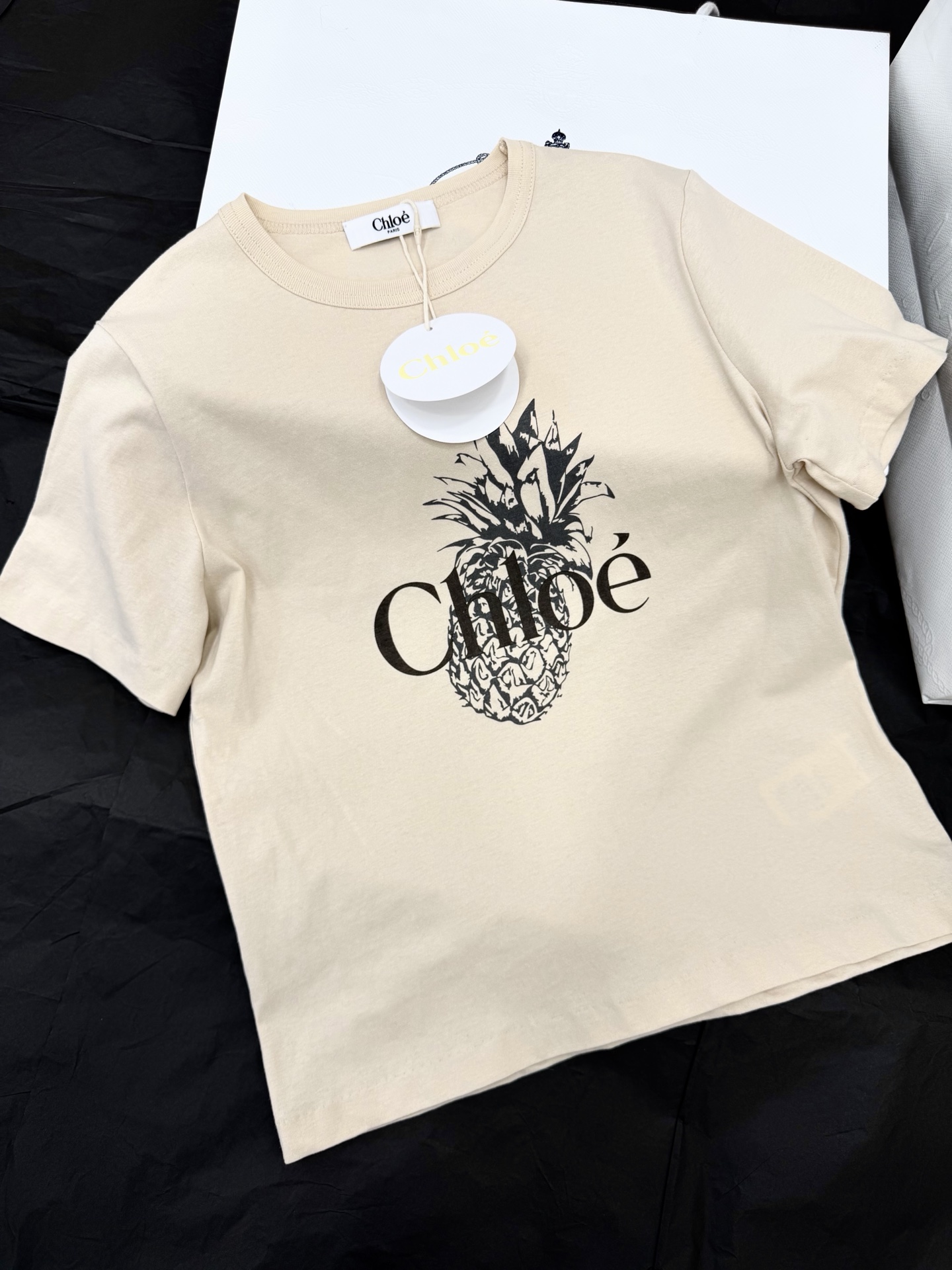 NO:804670,Original development ~ Yellow pineapple printed T-shirt made of soft cotton fabric, super comfortable to wear!  The pineapple + logo design on the front is fun and fashionable. It goes well with jeans or casual pants in spring and summer. The shoulder cut can modify the body shape and can be easily used for daily commuting and vacation. It is versatile and has a white tone, which is a must-have for summer wardrobe!  SML detailed pictures, real shots, jeans, tees, t-shirts,19860909原版开发～ 黄菠萝印花T恤柔软棉质面料,穿着超舒适！正面菠萝+Logo设计,趣味又时髦,春夏搭牛仔裤或休闲裤都很出彩 正肩剪裁,修饰身形,日常通勤、度假都能轻松驾驭.百搭属性+显白色调,夏日衣橱必备！SML细节图实拍,,jeans,tees，t-shirt,,Women's clothing