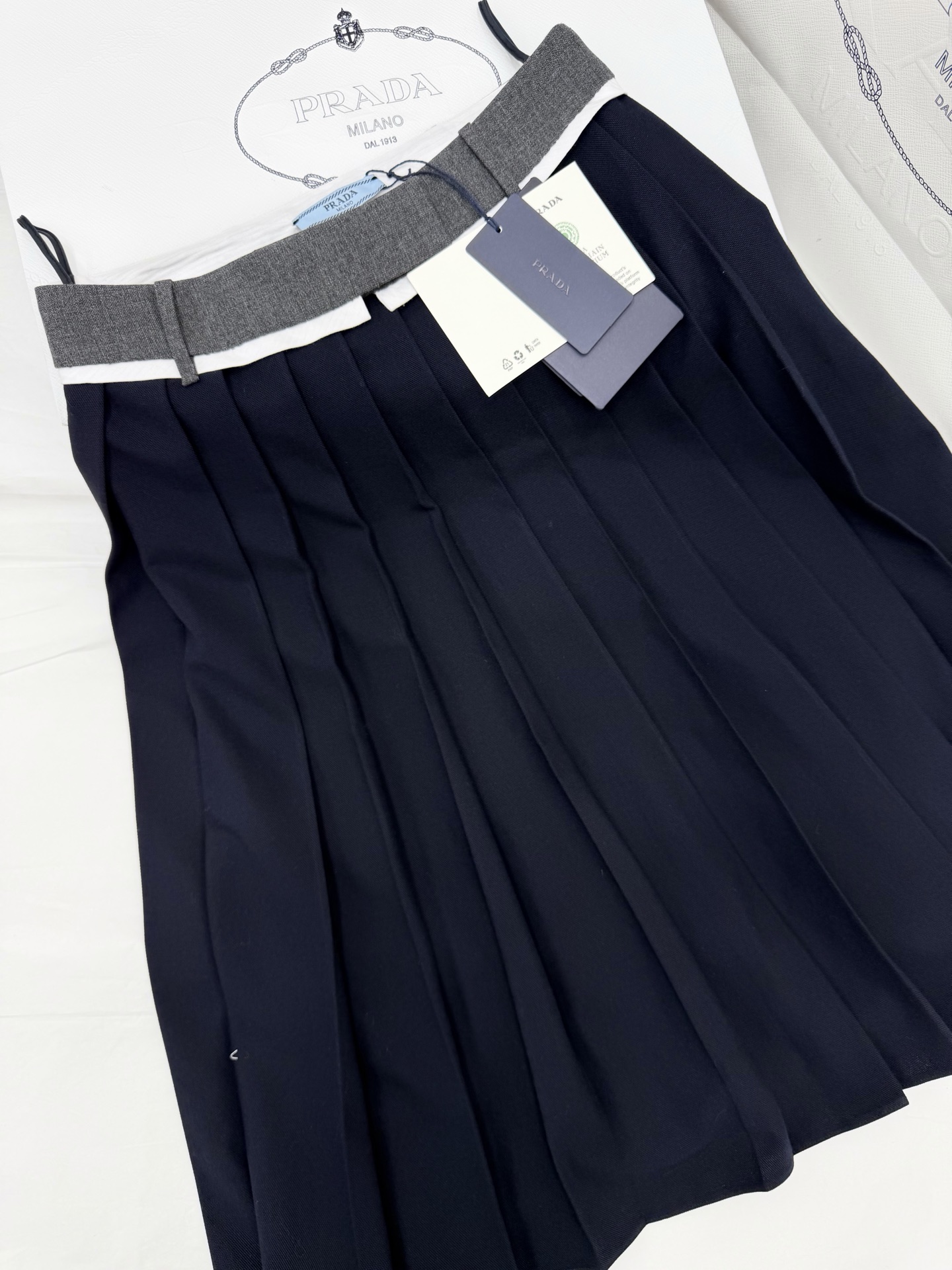 NO:800215,Original development ~ Color-block pleated waistband dark blue skirt + gray knitted waistband, white trim embellishment, full of college style!  The A-line shape + fine pleats make your body look slimmer. The fabric is crisp and not easy to wrinkle. It is suitable for daily commuting and campus wear. Pair it with shirts, sweaters or sweatshirts to easily switch between multiple styles. It is a must-have and versatile item in your wardrobe. Real photos of details, hoodie, sweatshirts, skirts, shirts,19860909原版开发～ 拼色腰头百褶裙深蓝裙身+灰色针织腰头,白色饰边点缀,学院风满满！A字版型+细密褶裥,修饰身形超显瘦,面料挺括不易皱,日常通勤、校园穿搭都很OK.搭配衬衫、针织衫或卫衣,轻松切换多种风格,是衣橱必备百搭单品细节图实拍,,hoodie,sweatshirts,skirts,shirts,,Women's clothing