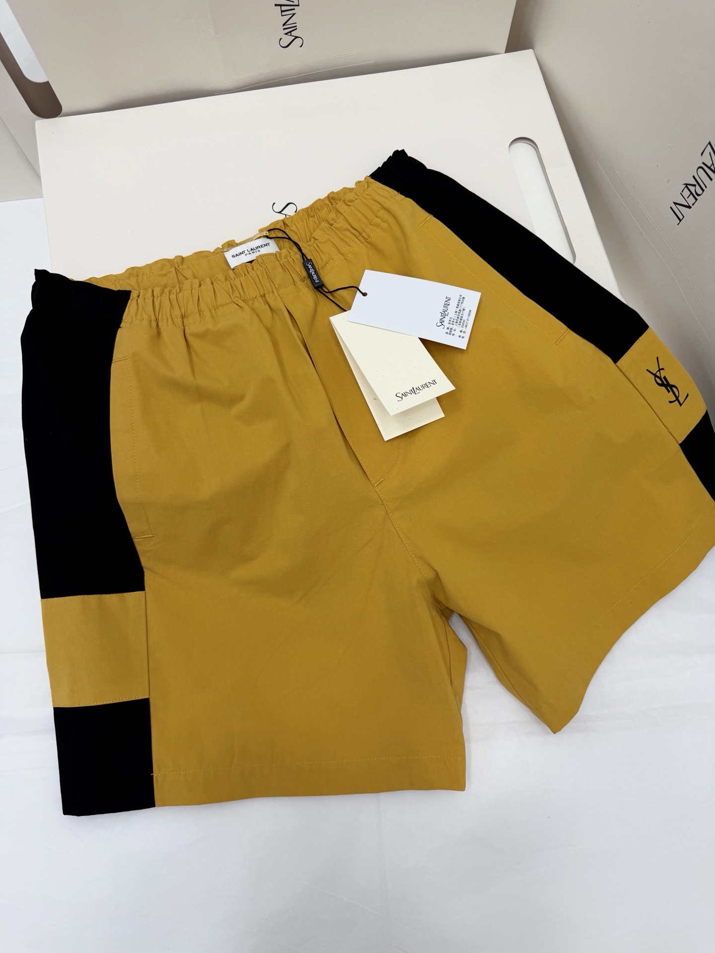 NO:801754,Original development ~ 26ss contrasting sports shorts, ginger main color + black stitching, retro and fashionable. Light and quick-drying fabric, super breathable and comfortable to wear in spring and summer!  Elastic waist design, easy to put on and take off, suitable for all kinds of body shapes. Logo embroidery on the trouser legs, detail control is a must!  It can be easily used for daily leisure and outdoor sports. Pair it with a T-shirt or sneakers to directly boost your sense of vitality!  SML detailed pictures, real shots, sneakers, shorts, tees, t-shirts,19860909原版开发～ 26ss 撞色运动短裤姜黄色主色+黑色拼接,复古又时髦.轻薄速干面料,春夏穿超透气舒适！ 松紧腰设计,穿脱方便,适合各种身材.裤腿logo刺绣,细节控必入！日常休闲、户外运动都能轻松驾驭,搭配T恤或运动鞋,活力感直接拉满！SML细节图实拍,,sneakers,shorts,tees，t-shirt,,Women's clothing