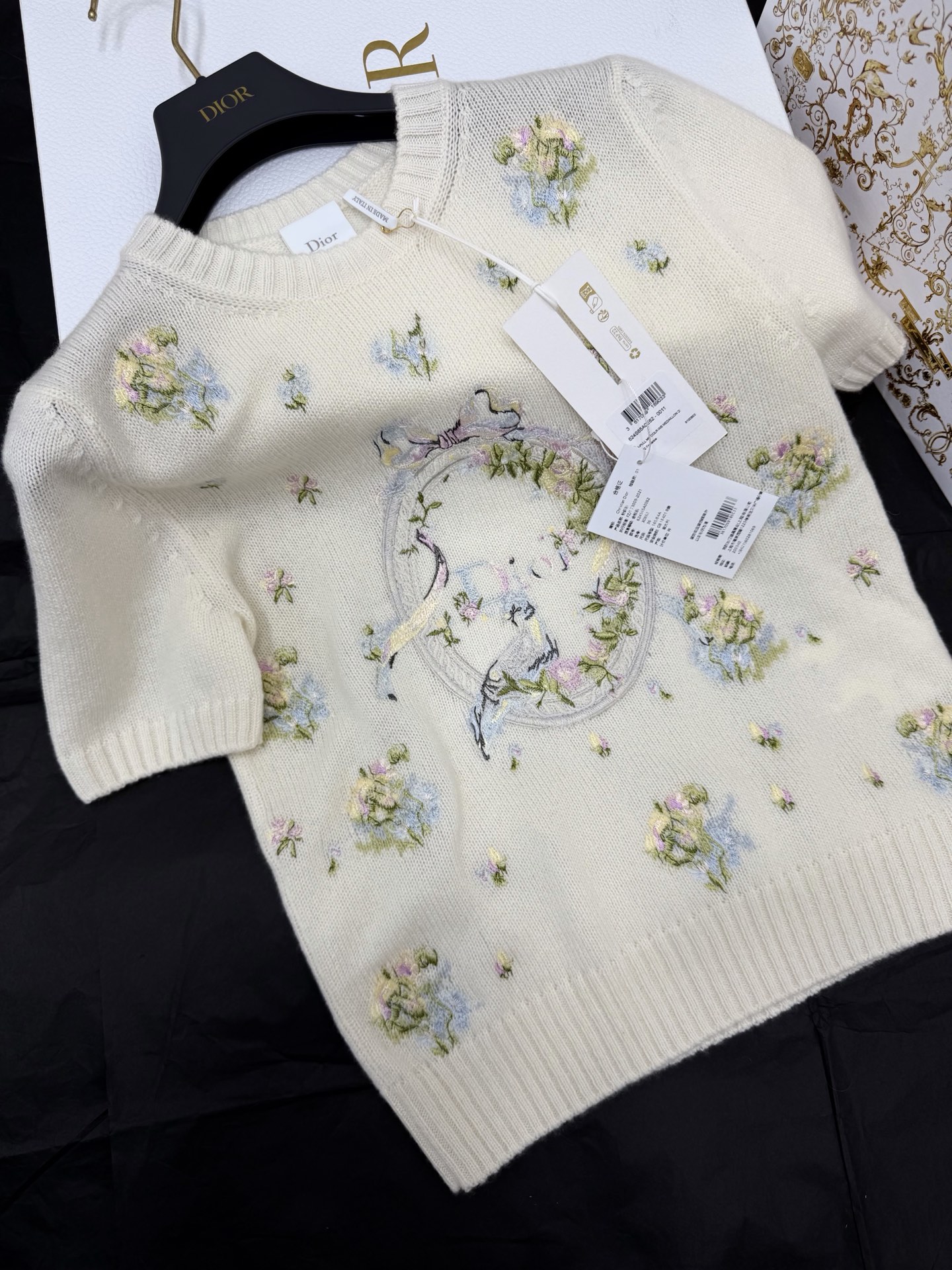 NO:806185,Authentic real shot~Original development~ 26ss floral embroidered knitted short-sleeved off-white cashmere material, soft and skin-friendly, full of spring atmosphere. Exquisite flower and bird embroidery details are very recognizable, round neck short-sleeved design, slightly loose cut, comfortable and elegant, suitable for commuting and leisure. Paired with jeans or skirt, you can switch between gentle or light and mature style at will, it is a must-have and versatile item in the early spring wardrobe!  SML authentic details,,skirts,jeans,T-shirt,19860909正品实拍～原版开发～ 26ss 花卉刺绣针织短袖米白色羊绒材质,柔软亲肤,春日氛围感满满.精致花鸟刺绣 细节超有辨识度 ,圆领短袖设计,微宽松剪裁,舒适又显气质,通勤休闲都能轻松驾驭.搭配牛仔裤或半裙,温柔or轻熟风随心切换,是早春衣橱必备百搭单品！SML正品细节,,skirts,jeans,T-shirt,,Women's clothing