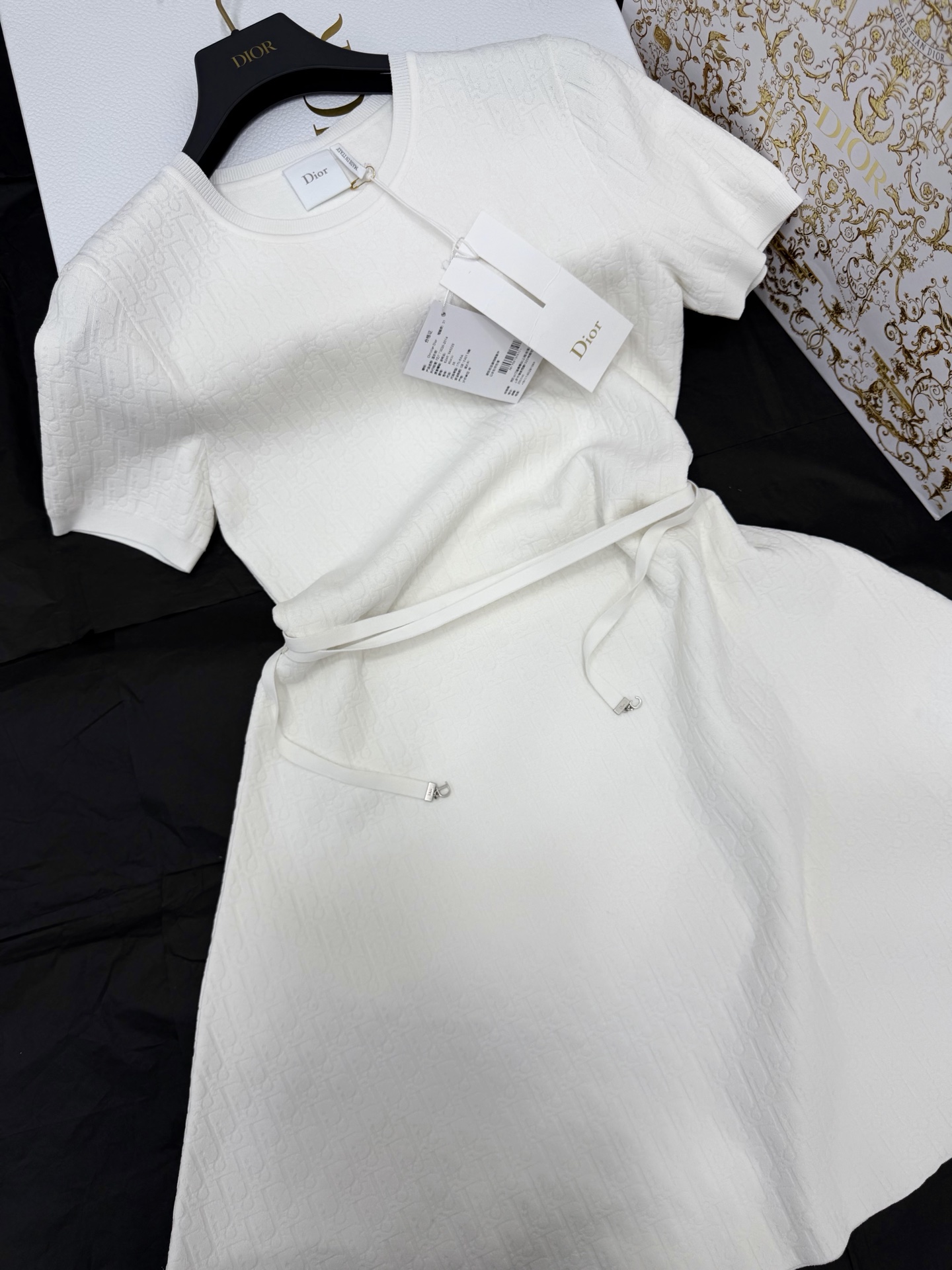 NO:808316,Original development, genuine real shot~~ 26ss jacquard knitted dress yb customized presbyopia embossed pattern. The fabric is soft and elastic, fits the body shape and is super comfortable!  Short sleeves + drawstring waist design, easy to adjust the waistline, elegant and figure-flattering. The skirt length is moderate, which can be easily controlled for commuting, dating and parties. The white color is simple and versatile, with perfect temperament, it is the first choice for 'White Moonlight'!  SML authentic details,,skirts,T-shirt,19860909原版开发 正品实拍～～ 26ss 提花针织连衣裙yb定制老花浮雕图案 面料柔软有弹性,贴合身形超舒适！短袖+抽绳收腰设计,轻松调节腰线,优雅又显身材.裙摆长度适中,通勤、约会、聚会都能轻松驾驭.白色简约百搭,气质满分,是“白月光”穿搭首选！SML 正品细节,,skirts,T-shirt,,Women's clothing
