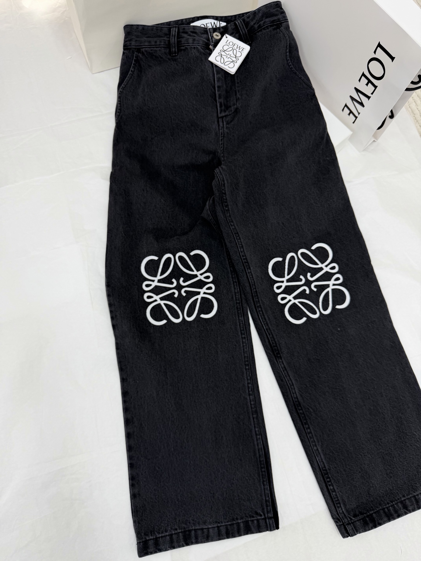 NO:803645,Original development ~ Black and gray logo straight-leg jeans are made of black high-quality soft denim fabric, and the white Anagram embroidery on the legs is very stylish. The loose straight version is comfortable and fashionable, and can be easily controlled in daily life or street style. Anagram classic elements, full of artistic sense, must pay attention to details! Pair it with a simple top or accessories of the same brand, and you can easily get a high-end look. Real photos of SML details,,jeans,19860909原版开发～ 黑灰logo直筒牛仔裤黑色高质软牛仔面料,裤腿白色Anagram刺绣超有辦识度.宽松直筒版型,舒适又时髦,日常或街头风都能轻松驾驭.Anagram经典元素,艺术感满满,细节控必入！搭配简约上衣或同品牌配饰,轻松get高级感穿搭 SML细节图实拍,,jeans,,Women's clothing