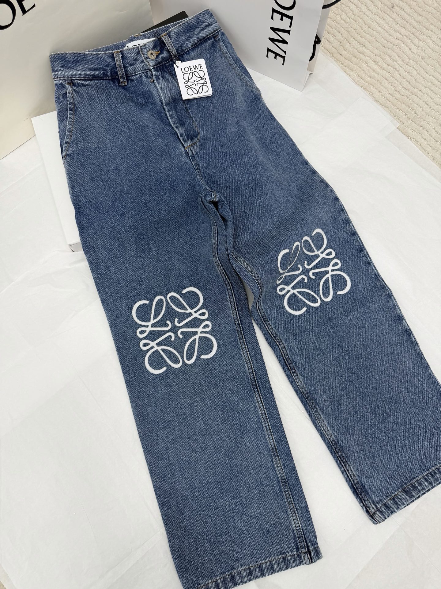 NO:803642,Original development~ Blue logo straight-leg jeans with white embroidered logo on the legs are super recognizable, retro blue denim + loose straight fit, comfortable and fashionable. High-quality cotton material, wear-resistant and breathable, stress-free for daily wear. The Anagram logo is a classic element of the brand. Pair it with a simple top or sneakers, and you can easily get a casual and high-end feel!  SML detailed pictures, real shots, sneakers, jeans,19860909原版开发～ 蓝色logo直筒牛仔裤裤腿白色刺绣Logo超有辨识度,复古蓝色牛仔布+宽松直筒版型,舒适又时髦 高品质棉料,耐磨透气,日常穿搭无压力.Anagram标志是品牌经典元素,搭配简约上衣或运动鞋,轻松get休闲高级感！SML细节图实拍,,sneakers,jeans,,Women's clothing