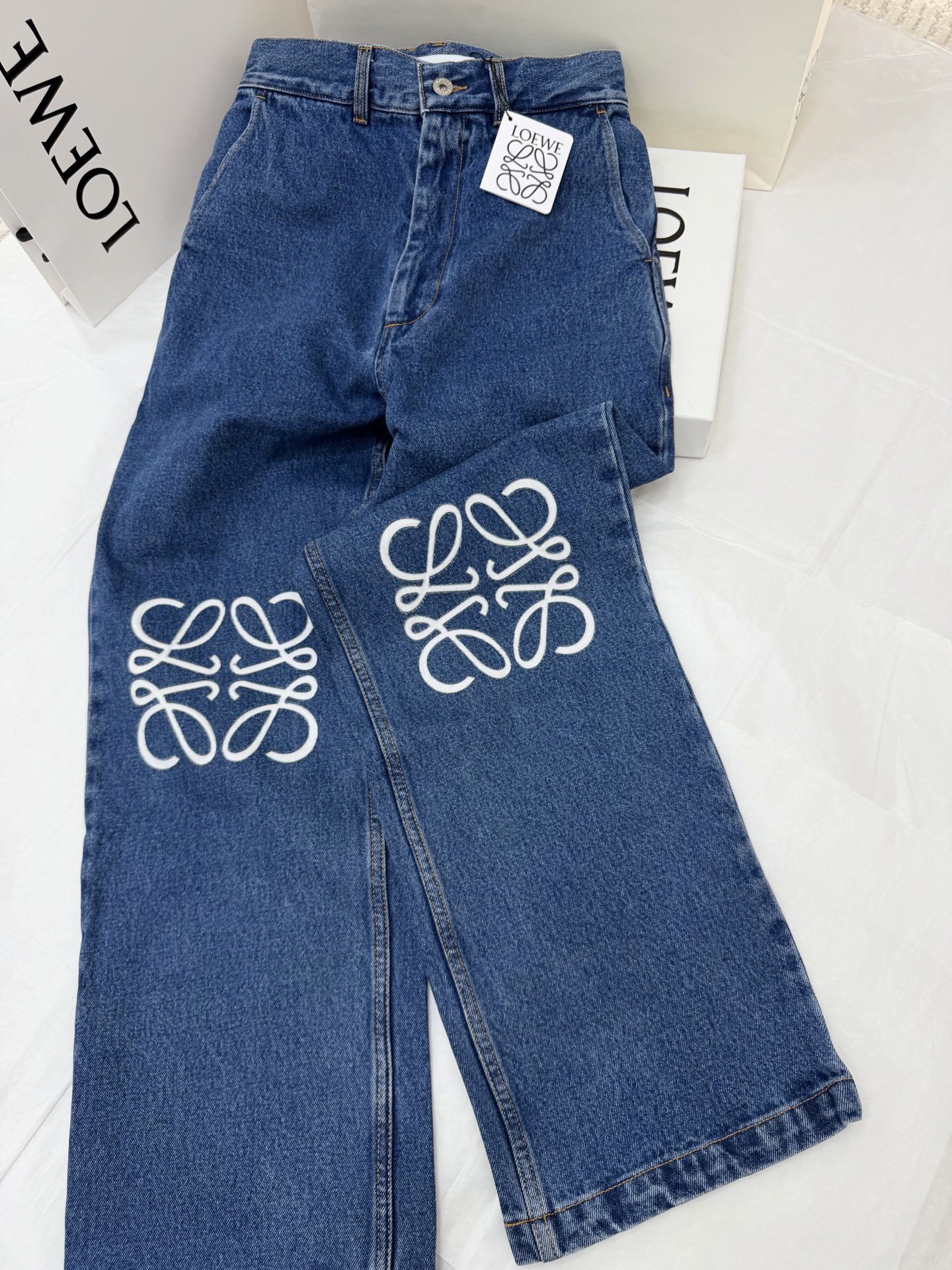 NO:803647,Original development~ Dark blue logo straight-leg jeans are made of dark blue denim, straight-leg fit, and comfortable to wear. Large areas of white Anagram embroidery on the trouser legs are highly recognizable. They are retro and fashionable, and can easily create a simple and high-end sense. Whether paired with a T-shirt or a shirt, they can become the highlight of the style and are very eye-catching when going out on the street every day!  SML detailed pictures, real shots, jeans, shirts, tees, t-shirts,19860909原版开发～ 深蓝logo直筒牛仔裤采用深蓝丹宁,直筒版型,穿着舒适.裤腿大面积白色Anagram刺绣,辨识度超高 复古又时髦,轻松打造简约高级感.无论搭配T恤还是衬衫,都能成为造型亮点,日常出街超吸睛！SML细节图实拍,,jeans,shirts,tees，t-shirt,,Women's clothing