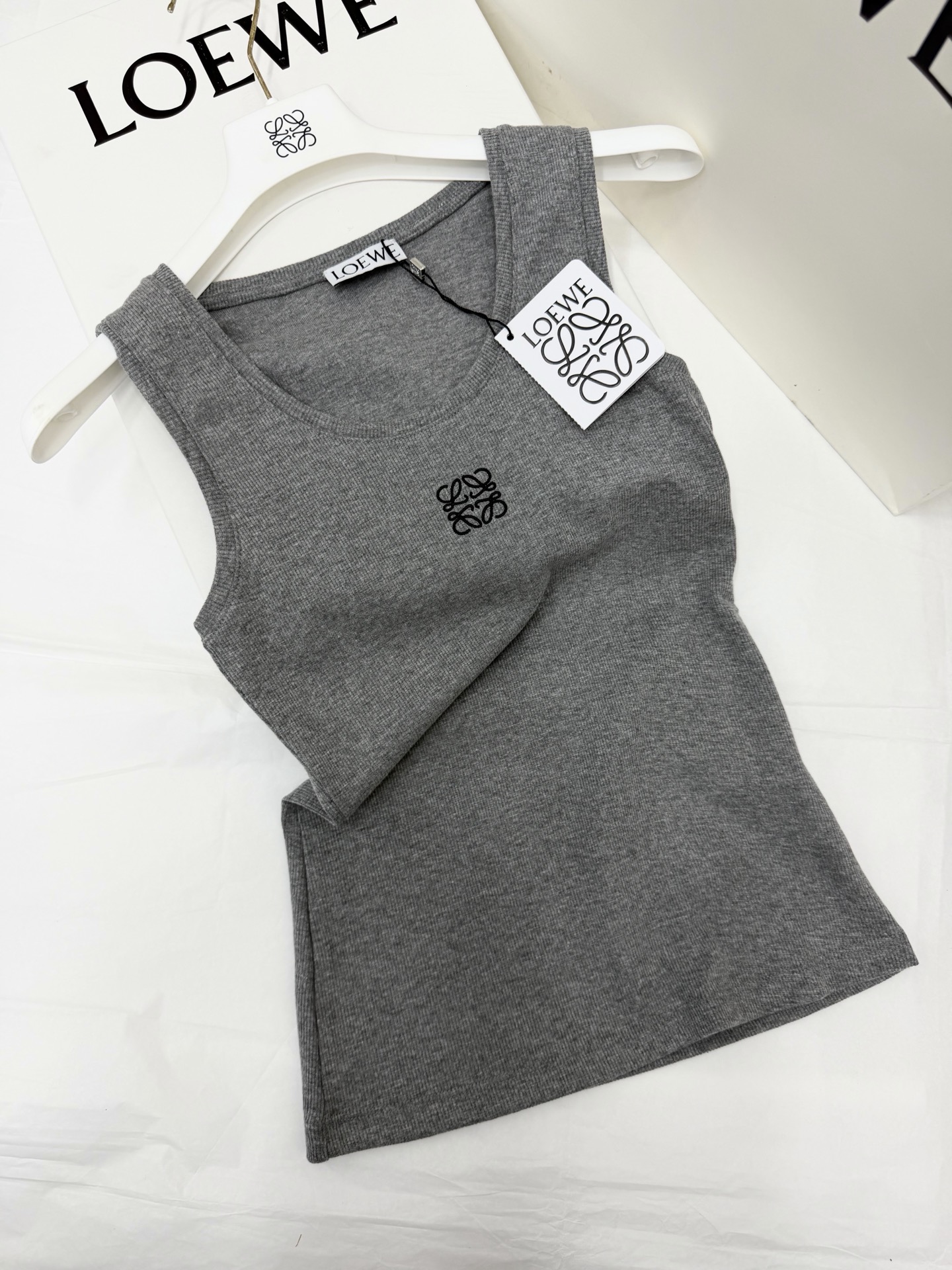 NO:803633,Original development ~ Logo embroidered vest is made of high-quality knitted fabric, soft and elastic, and super comfortable to wear close to the body!  The Anagram embroidery on the chest is very recognizable, simple and high-end. The sleeveless round neck design is versatile when worn alone or layered, and can be easily used for commuting, leisure, and fitness. SML gray details,19860909原版开发～ Logo刺绣背心采用高品质针织面料,柔软有弹性,贴身穿着超舒适！胸前Anagram刺绣超有辨识度,简约又高级 无袖圆领设计,单穿或内搭都很百搭,通勤、休闲、健身都能轻松驾驭.SML灰色细节图,,,Women's clothing