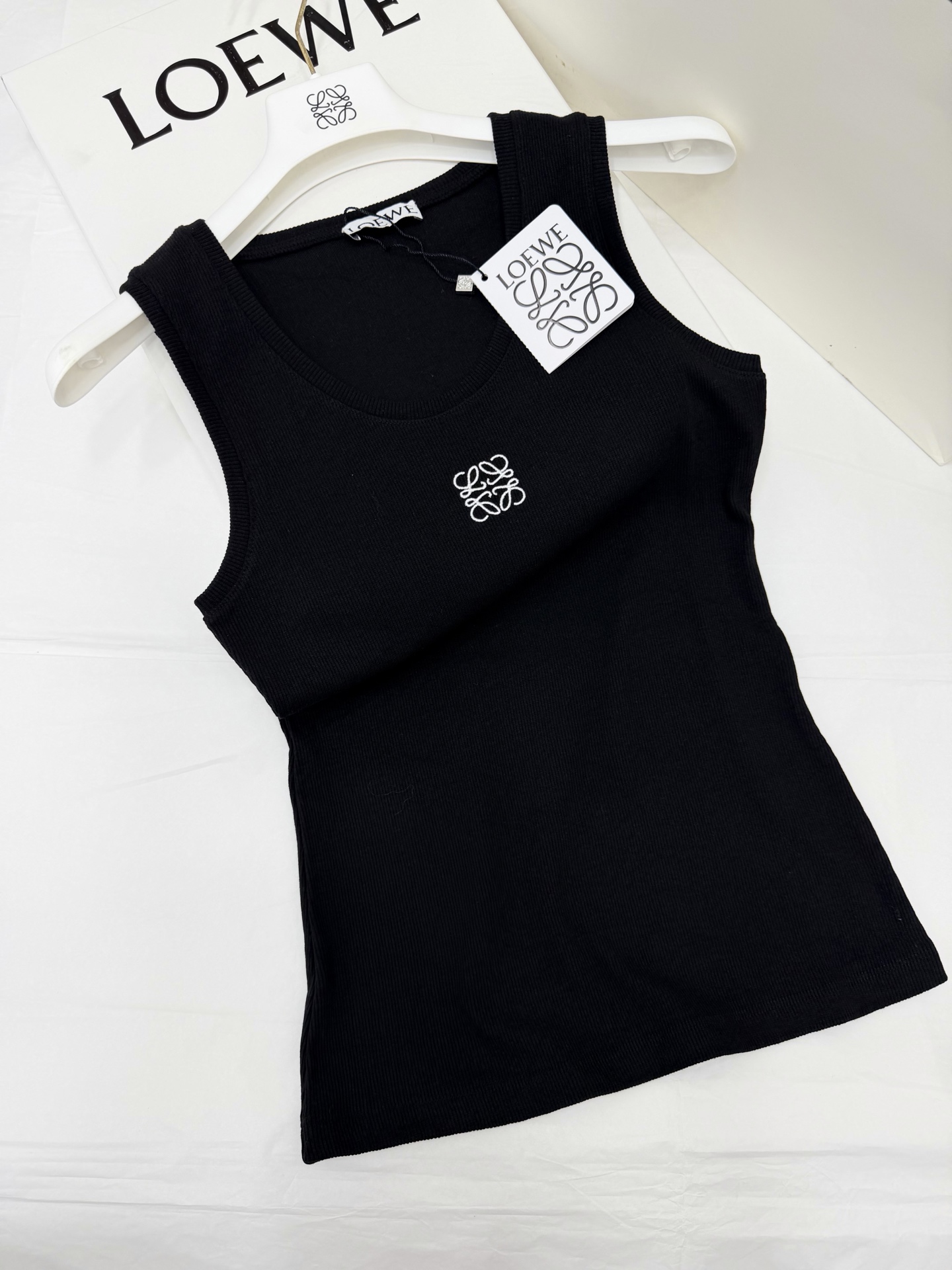 NO:803635,Original development ~ Logo embroidered vest is made of high-quality knitted fabric, soft and elastic, and super comfortable to wear close to the body!  The Anagram embroidery on the chest is very recognizable, simple and high-end. The sleeveless round neck design is versatile when worn alone or layered, and can be easily used for commuting, leisure, and fitness. SML black details,19860909原版开发～ Logo刺绣背心采用高品质针织面料,柔软有弹性,贴身穿着超舒适！胸前Anagram刺绣超有辨识度,简约又高级 无袖圆领设计,单穿或内搭都很百搭,通勤、休闲、健身都能轻松驾驭.SML黑色细节图,,,Women's clothing