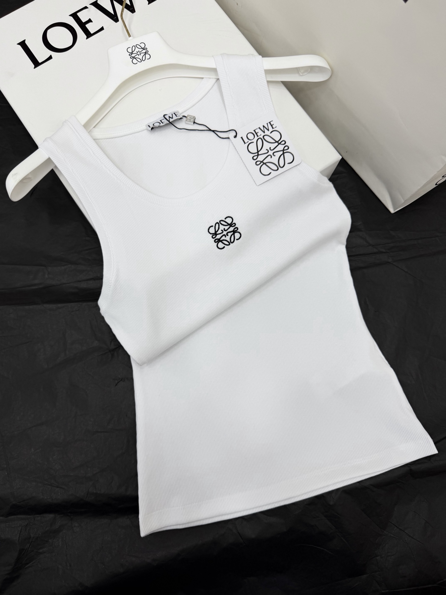 NO:803637,Original development ~ Logo embroidered vest is made of high-quality knitted fabric, soft and elastic, and super comfortable to wear close to the body!  The Anagram embroidery on the chest is very recognizable, simple and high-end. The sleeveless round neck design is very versatile when worn alone or layered, and can be easily controlled for commuting, leisure, and fitness. SML white details,19860909原版开发～ Logo刺绣背心采用高品质针织面料,柔软有弹性,贴身穿着超舒适！胸前Anagram刺绣超有辨识度,简约又高级 无袖圆领设计,单穿或内搭都很百搭,通勤、休闲、健身都能轻松驾驭.SML白色细节图,,,Women's clothing