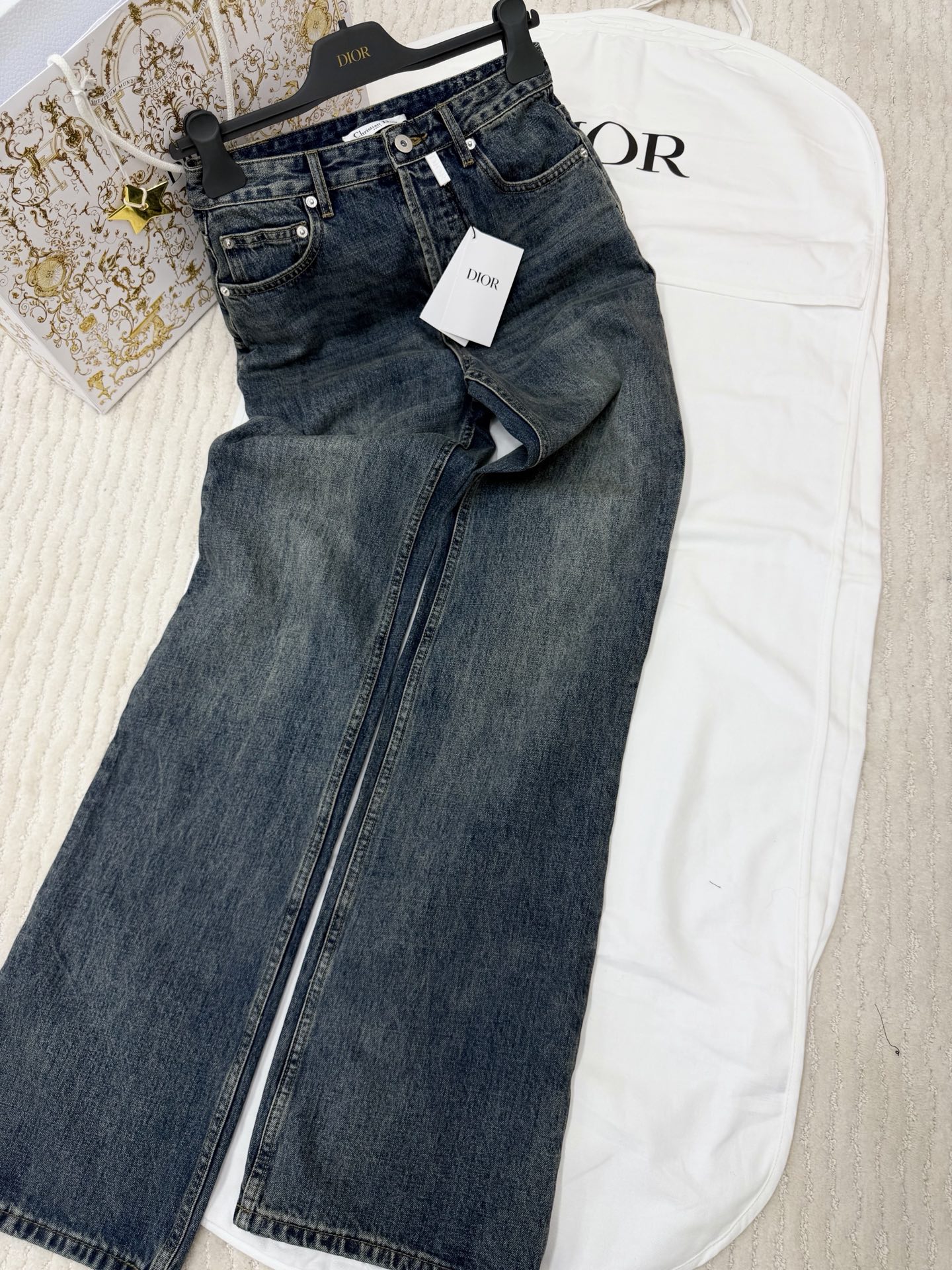 NO:806200,Original development ~ 26ss retro distressed jeans, dark blue washed + distressed, full of retro feel!  The straight design makes the legs look slimmer, the pear-shaped figure is friendly, and the legs appear taller and straighter. The fabric is stretchy and comfortable, making it easy to control for daily commuting and leisure. Pair it with a short top or shirt, and you can easily get American retro or hot girl style, fashionable and versatile!  SML detailed pictures, real shots, jeans, shirts,19860909原版开发～ 26ss 复古做旧牛仔裤深蓝水洗+做旧,复古感满满！直筒设计,修饰腿型超显瘦,梨形身材友好,显高显腿直.面料弹力舒适,日常通勤、休闲都能轻松驾驭.搭配短上衣或衬衫,轻松get美式复古or辣妹风,时髦又百搭！SML细节图实拍,,jeans,shirts,,Women's clothing