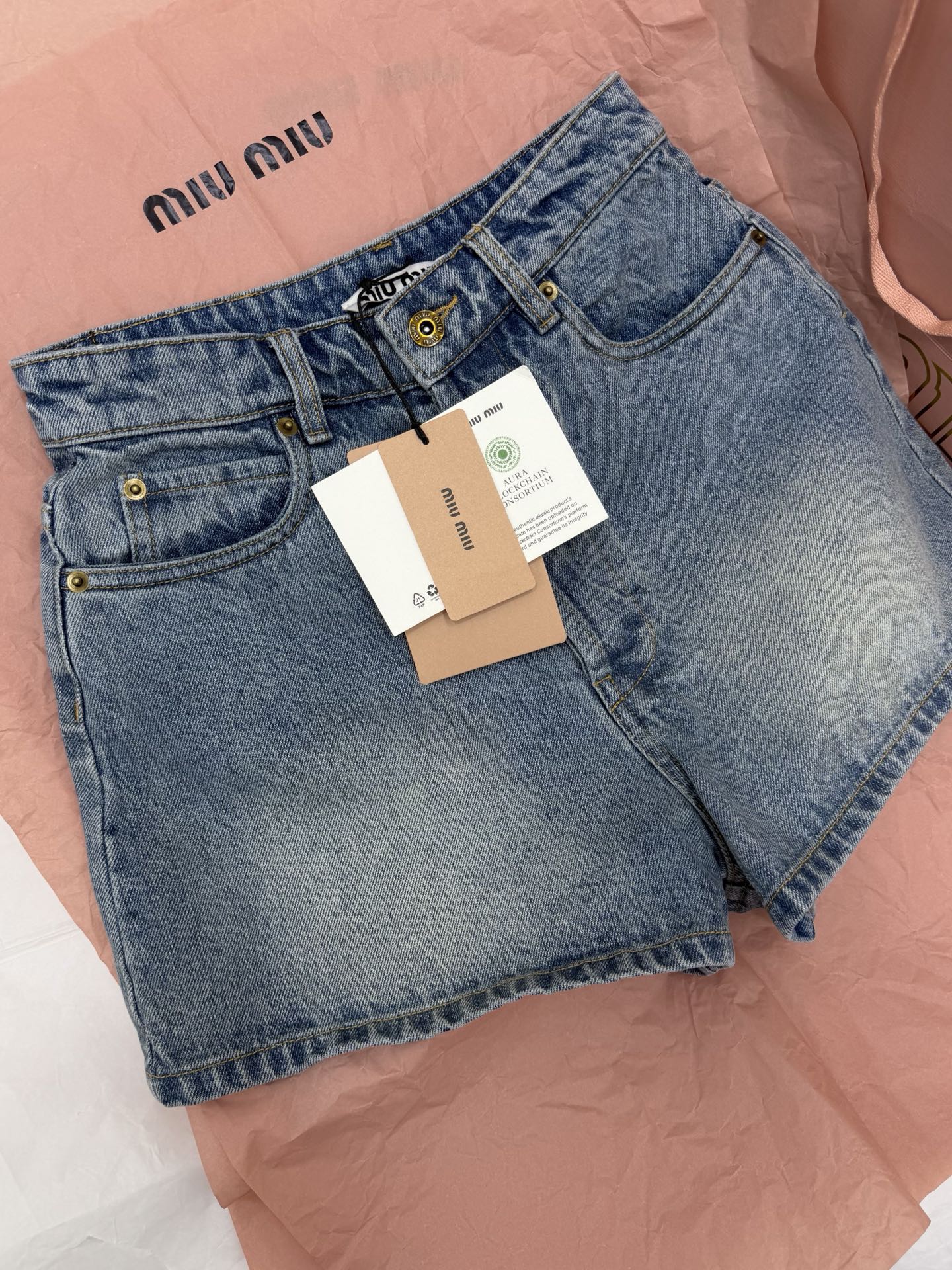 NO:802963,Original development ~ Miu high-waisted denim shorts, classic washed blue, retro style | Japanese texture, super atmospheric!  High-waisted A-line version, slimming and flattering leg shape, metal button + zipper design, full of details. The fabric is made of high-quality denim, which is wear-resistant and breathable. It is super comfortable to wear in summer ~ Whether it is paired with a T-shirt or a shirt, it can easily switch between casual or retro style. It is versatile for daily outings and vacations!  SML detailed pictures, real shots,,miumiu,shorts,shirts,tees,t-shirt,19860909原版开发～ Miu高腰牛仔短裤经典水洗蓝色,复古做|日质感超有氛围感！高腰A字版型,显瘦又修饰腿型,金属纽扣+拉链设计,细节满分.面料选用优质牛仔布,耐磨又透气,夏天穿超舒服～无论搭配T恤还是衬衫,轻松切换休闲or复古风,日常出街、度假都很百搭！SML细节图实拍,,miumiu,shorts,shirts,tees，t-shirt,,Women's clothing