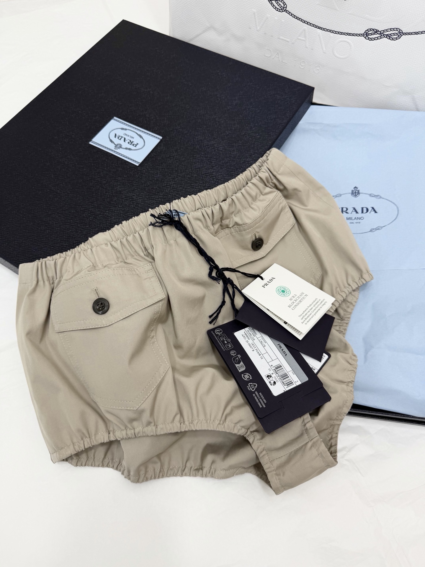 NO:802433,Original development, genuine real shot~~ Khaki cargo shorts are made of light and quick-drying fabric, super breathable in summer!  High waist + drawstring design, comfortable and practical. Double flap pockets on the front. The khaki color is versatile and can be easily used for commuting, vacationing, and daily life. It is very stylish with a T-shirt or shirt. It is simple and fashionable, and it is easy to create a high-end look!  SML authentic details,,shorts,shirts,tees,t-shirt,19860909原版开发 正品实拍～～ 卡其色工装短裤轻薄速干面料,夏天穿超透气！高腰+抽绳设计 舒适又实用.正面双翻盖口袋 卡其色百搭,通勤、度假、日常都能轻松驾驭,随便搭T恤或衬衫都很有型,简约又时髦,轻松打造高级感穿搭！SML 正品细节,,shorts,shirts,tees，t-shirt,,Women's clothing