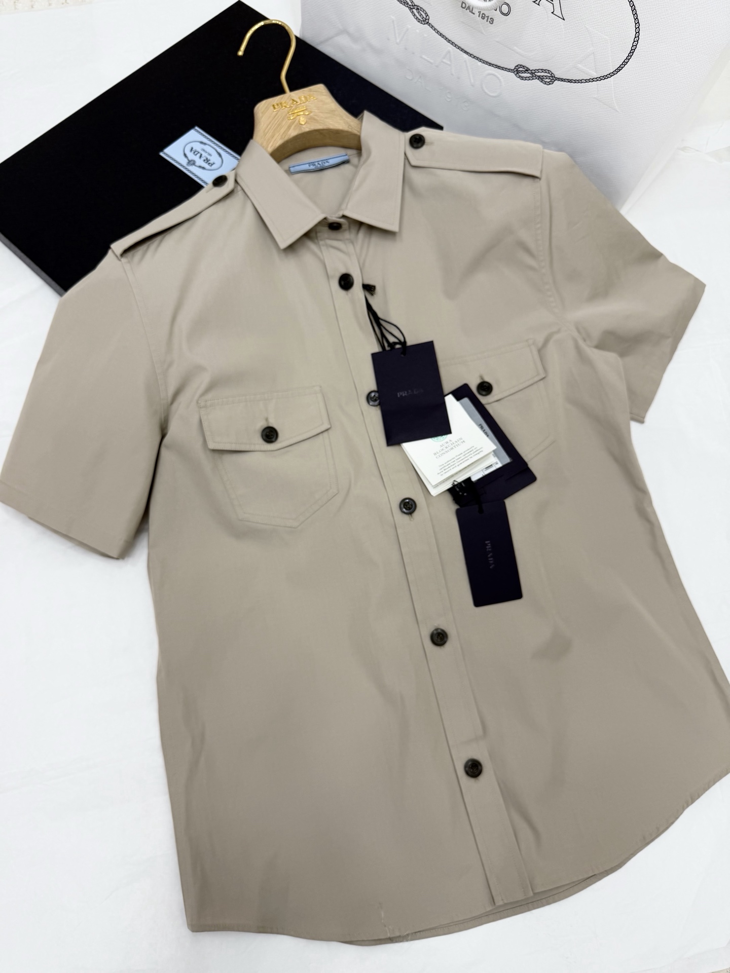 NO:802430,Original development and real shot~~ Retro workwear short-sleeved shirt in khaki color, simple and versatile, original customized fabric is breathable and comfortable, perfect for summer!  The multi-pocket design is practical and stylish, and the lapel + black buttons are full of details. The loose fit is OK to wear alone or layered with a T-shirt. It can easily create a casual youthful or outdoor style, and can be easily used in daily life, commuting, and outdoors!  SML authentic details,,shirts,T-shirt,tees,t-shirt,19860909原版开发 正品实拍～～ 复古工装短袖衬衫卡其色简约百搭,原版定制面料透气又舒适,夏天穿超合适！多口袋设计实用又有型,翻领+黑色纽扣细节感满满.宽松版型,单穿或叠搭T恤都很OK,轻松打造休闲少年感或户外风,日常、通勤、户外都能轻松驾驭！SML 正品细节,,shirts,T-shirt,tees，t-shirt,,Women's clothing