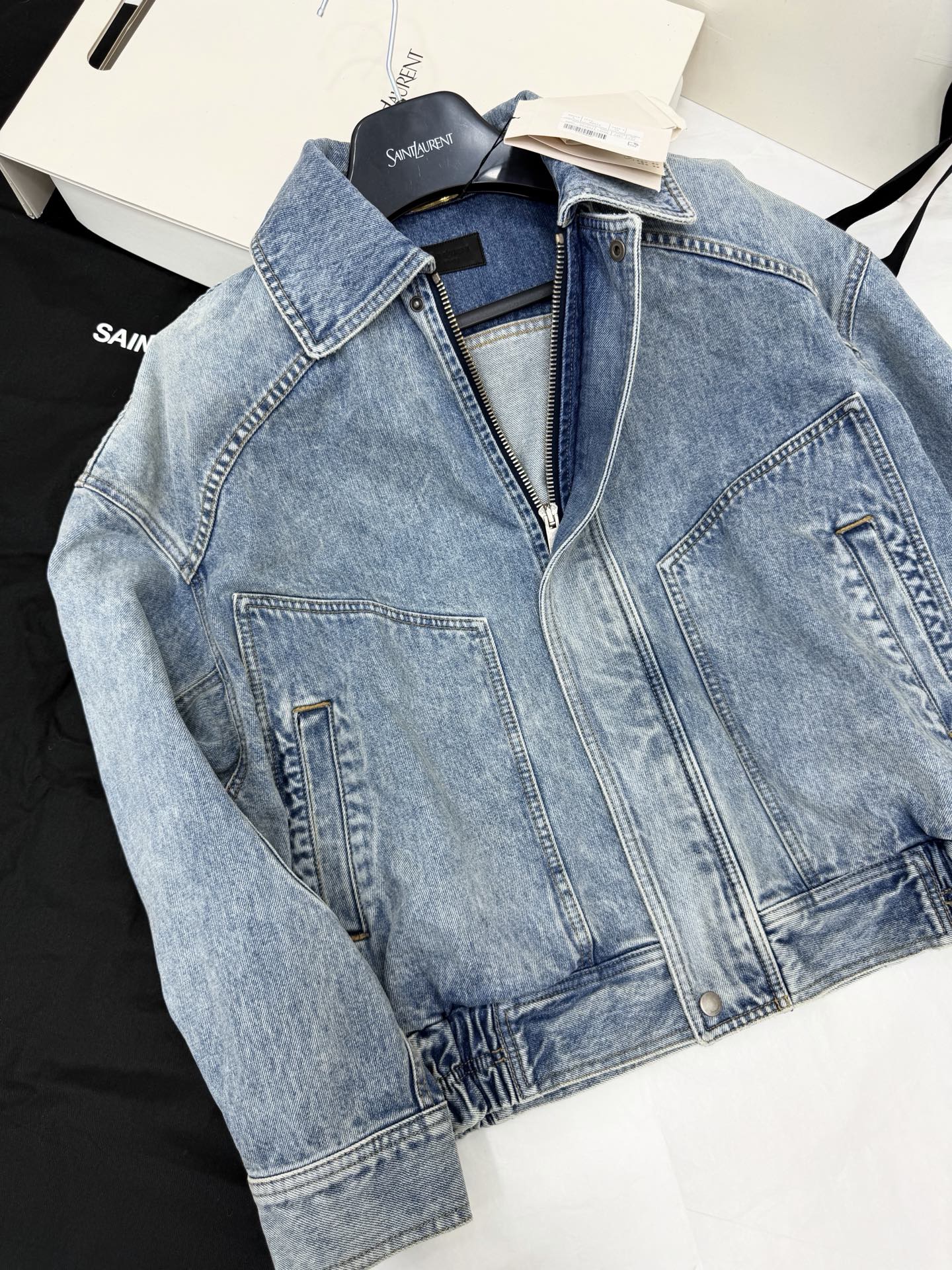 NO:801247,Original development and real shot~~ 26ss retro washed denim jacket made of light blue distressed denim fabric, loose and short style, hem design with super detailed sense. Classic lapel + front double flap pockets, customized metal button embellishment, retro and fashionable!  Whether paired with skirts or trousers, you can easily create a casual and high-end 'old money style' outfit, which is super stylish for daily outings. SML authentic details, skirts, jackets & coats,19860909原版开发 正品实拍～～ 26ss 复古水洗牛仔外套浅蓝色做旧丹宁面料,宽松短款版型,衣摆设计超有细节感.经典翻领+正面双翻盖口袋,定制金属纽扣点缀,复古又时髦！无论搭配裙装还是裤装,都能轻松打造随性高级的“老钱风”穿搭,日常出街超有范儿 SML 正品细节,,skirts,jackets & coats,,Women's clothing