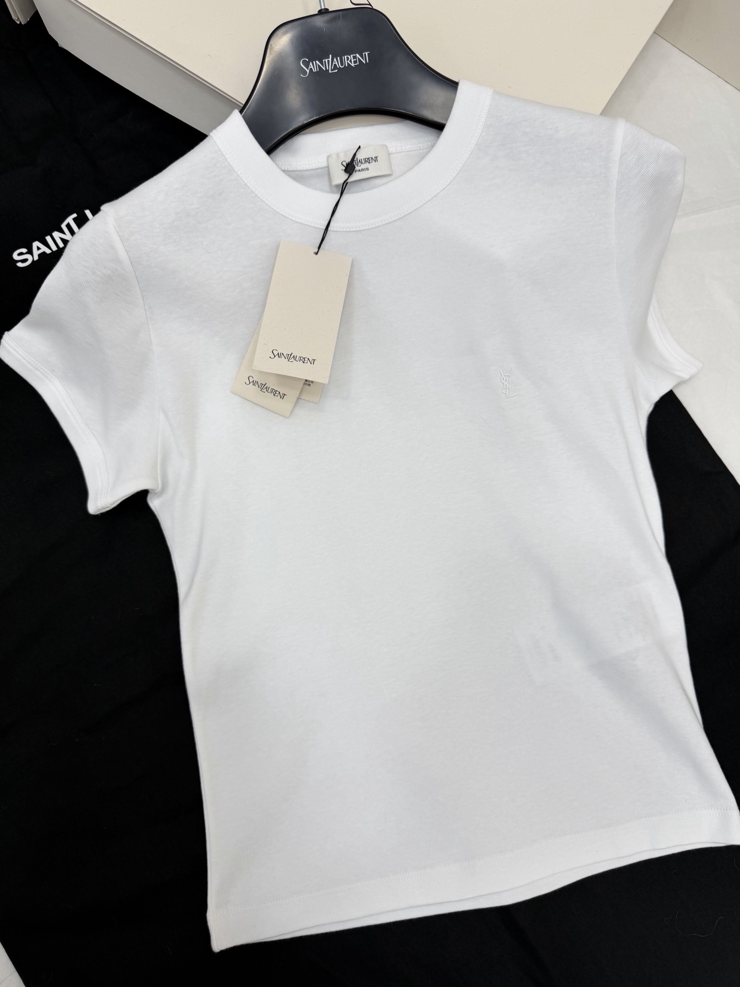 NO:801243,Authentic real shot ~ original development ~ 26ss white shoulder T-shirt made of high-quality cotton fabric, soft and comfortable, super breathable, completely OK to wear in summer!  The straight shoulder design modifies the shoulder line, and the short cut highlights the waistline, easily creating good body proportions. The round neck is simple and versatile, whether worn alone or as an inner layer, it can be easily controlled for commuting, dating, and leisure. SML authentic details, tees, t-shirts,19860909正品实拍～原版开发～ 26ss 白色正肩T恤 采用高品质棉质面料,柔软舒适,透气性超棒,夏天穿完全OK！正肩设计修饰肩部线条,短款剪裁凸显腰线,轻松打造好身材比例 圆领简约百搭,无论单穿还是内搭都很出彩,通勤、约会、休闲都能轻松驾驭.SML正品细节,,tees，t-shirt,,Women's clothing