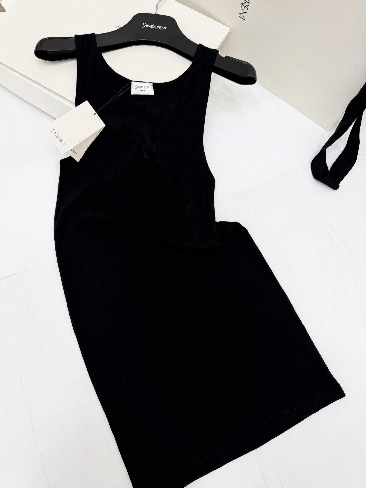 NO:807222,Authentic real shot ~ original development ~ 26ss black racer tank top, soft and close-fitting fabric, super comfortable to wear!  The racer-shaped back design modifies the lines of the shoulders and back, making the right-angled shoulders super stylish. It is OK to wear alone in the summer or layered with it in the autumn. The waist cut outlines the waistline, and it is very versatile when paired with jeans and jackets. It can be easily used for daily outings and travels. It is practical and fashionable!  SML authentic details,,skirts,jeans,jackets & coats,19860909正品实拍～原版开发～ 26ss 黑色工字背心裙柔软贴身面料,穿着超舒适！ 工字背设计修饰肩背线条,显直角肩超有型.夏天单穿或秋天内搭都很OK.掐腰剪裁勾勒腰线,搭配牛仔裤、外套都很百搭,日常出街、旅游都能轻松驾驭,实用又时髦！SML正品细节,,skirts,jeans,jackets & coats,,Women's clothing
