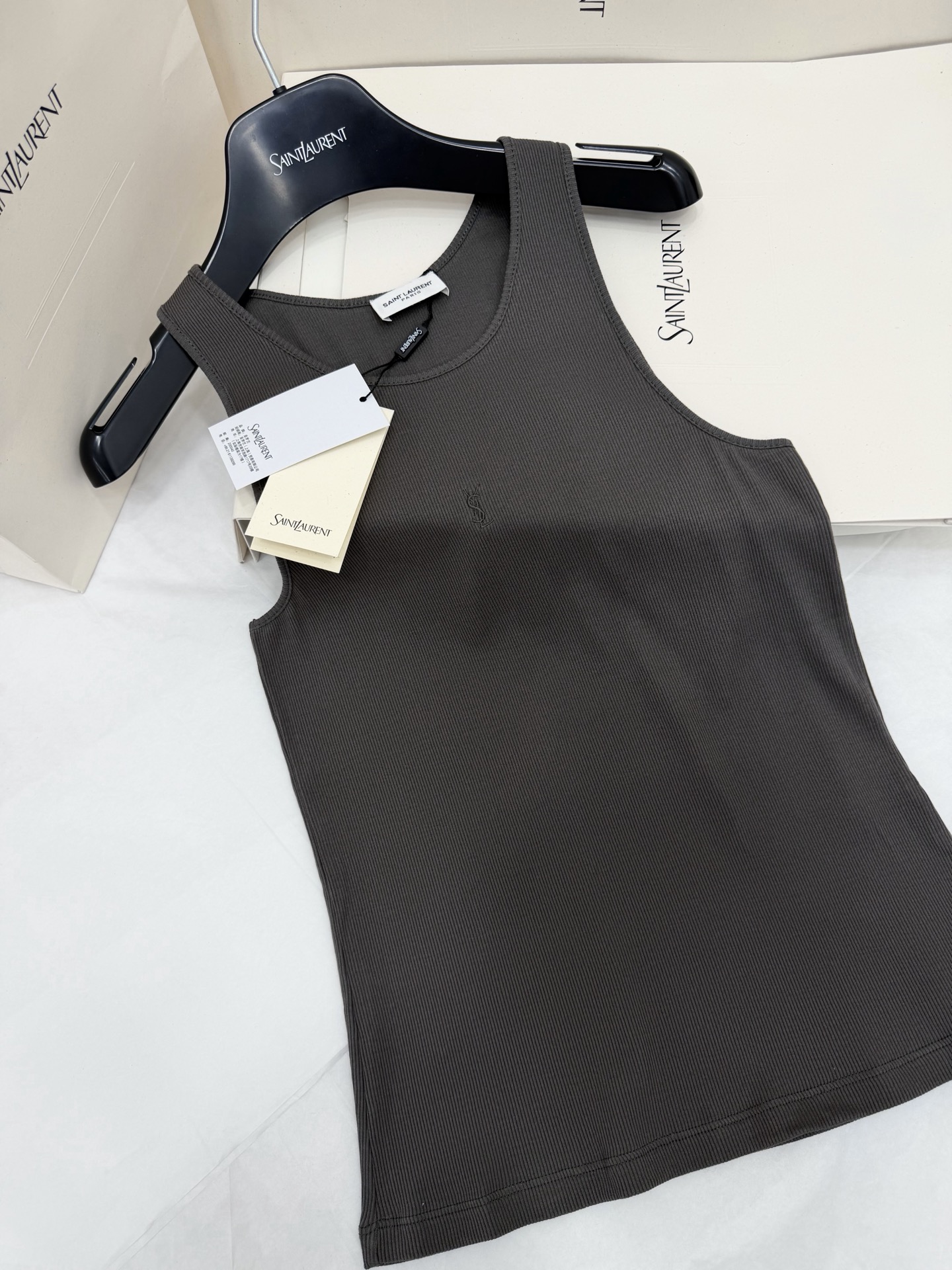 NO:801748,Original development~~ The small logo embroidered vest has a simple round neck design. It fits the body shape and shows the lines of the shoulders and neck. The fabric is soft and skin-friendly and has good breathability. The sleeveless design is refreshing and neat. It is versatile to wear alone or as an inner layer. It can be easily switched with jeans, skirts and jackets. It can be used for commuting, leisure, and parties. It is a basic wardrobe essential. SML detailed pictures, actual photos, skirts, jeans, jackets & coats,19860909原版开发～～ 小logo刺绣背心简约圆领设计 贴合身形,展现肩颈线条.面料柔软亲肤,透气性好 无袖设计清爽利落,单穿或内搭都很百搭,搭配牛仔裤、半身裙、外套都能轻松切换风格 通勤、休闲、聚会都能hold住,是衣橱必备基础款 SML 细节图实拍,,skirts,jeans,jackets & coats,,Women's clothing