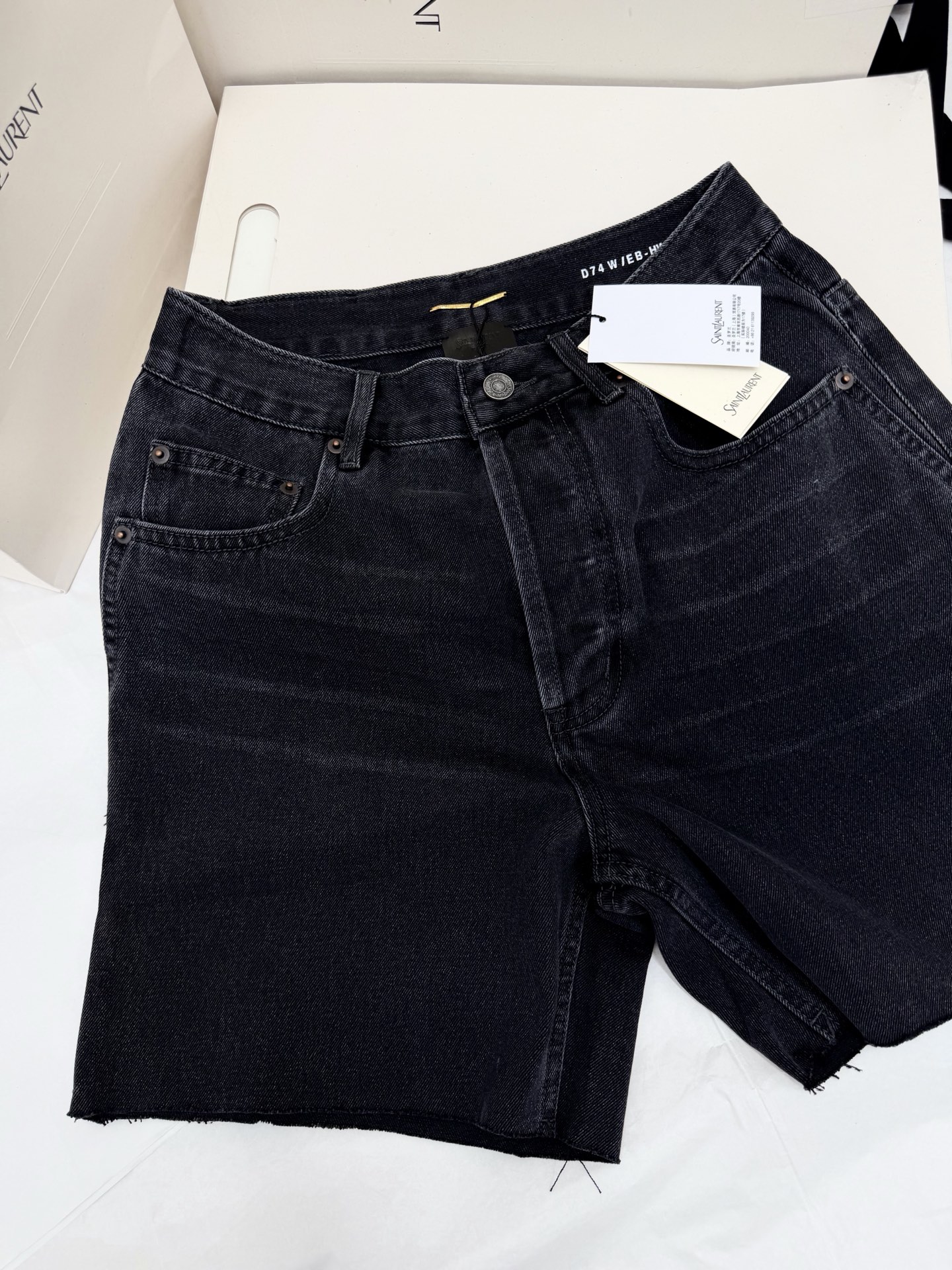 NO:801766,Original development~~ Saint Laurent denim shorts raw edge design + loose straight fit, fashionable and long legs, easy to create a lazy and casual style~~ Washed black and versatile, it can be worn with shirts and T-shirts, and can be worn for commuting and leisure. Saint Laurent's consistent high-end tailoring and details perfectly interpret SML detailed pictures, real shots, saint laurent, shorts, shirts, tees, t-shirt,19860909原版开发～～ Saint Laurent牛仔短裤毛边设计+宽松直筒版型,时髦又显腿长,轻松打造慵懒随性风～～洗水黑色百搭,随便配衬衫、T恤都OK,通勤休闲都能穿.Saint Laurent一贯的高级剪裁和细节完美诠释 SML 细节图实拍,,saint laurent,shorts,shirts,tees，t-shirt,,Women's clothing