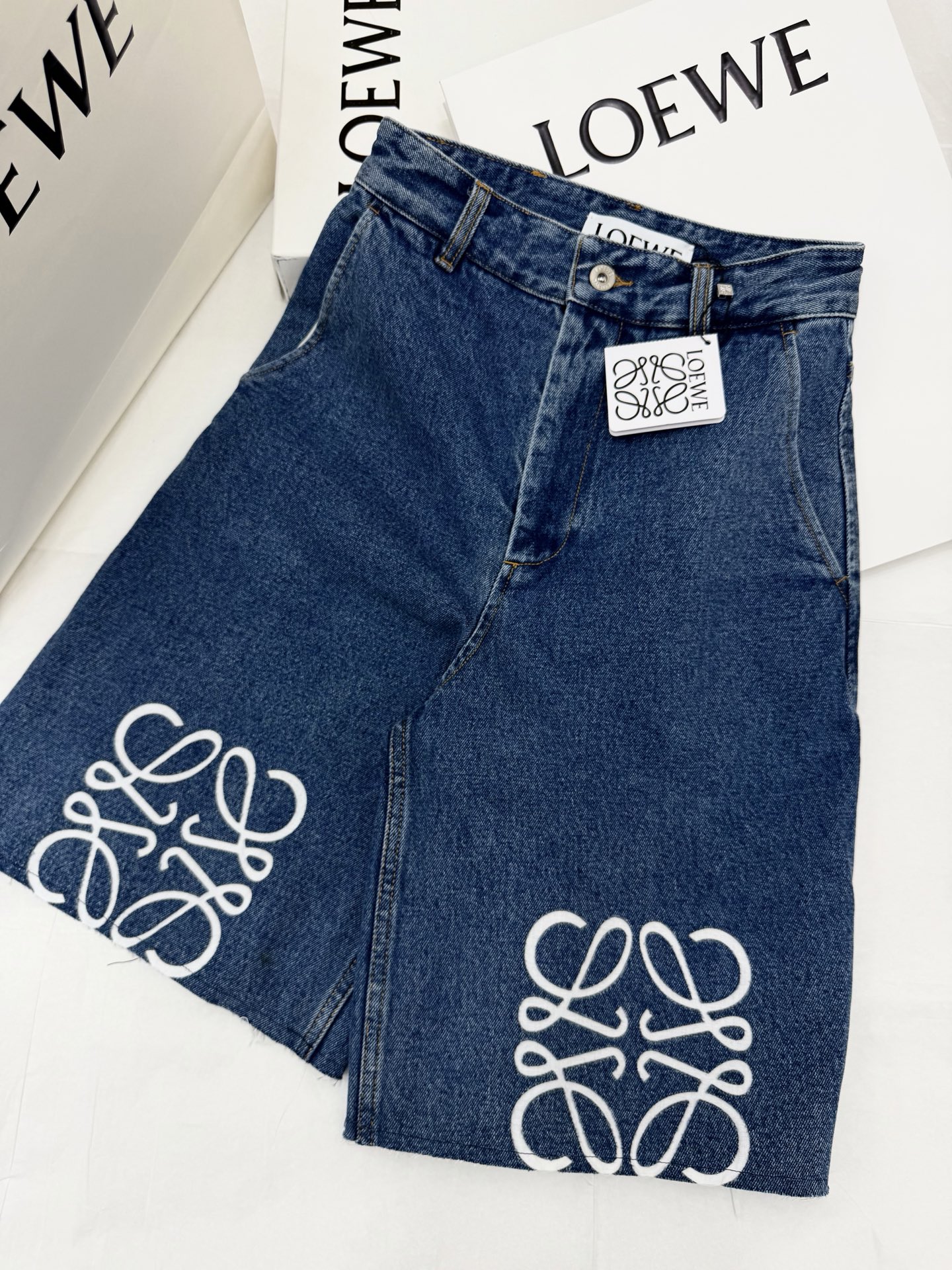 NO:803638,Original development~~ Loewe denim shorts, dark blue washed denim fabric, large area of ​​​​white Anagram jacquard on the trouser legs, highly recognizable. Loose straight version, length to the knees, full of retro street feel, easily create a relaxed and fashionable atmosphere. Whether paired with a T-shirt or a sweater, it can become the highlight of the style, and it is very eye-catching when going out on the street every day!  SML detailed pictures, loewe, hoodie, sweatshirts, tees, t-shirt,19860909原版开发～～ Loewe牛仔五分裤 深蓝水洗丹宁面料,裤腿大面积白色Anagram提花,辨识度超高 宽松直筒版型,长度到膝盖,复古街头感满满,轻松打造松弛时髦氛围.无论搭配T恤还是卫衣,都能成为造型亮点,日常出街超吸睛！SML 细节图实拍,,loewe,hoodie,sweatshirts,tees，t-shirt,,Women's clothing