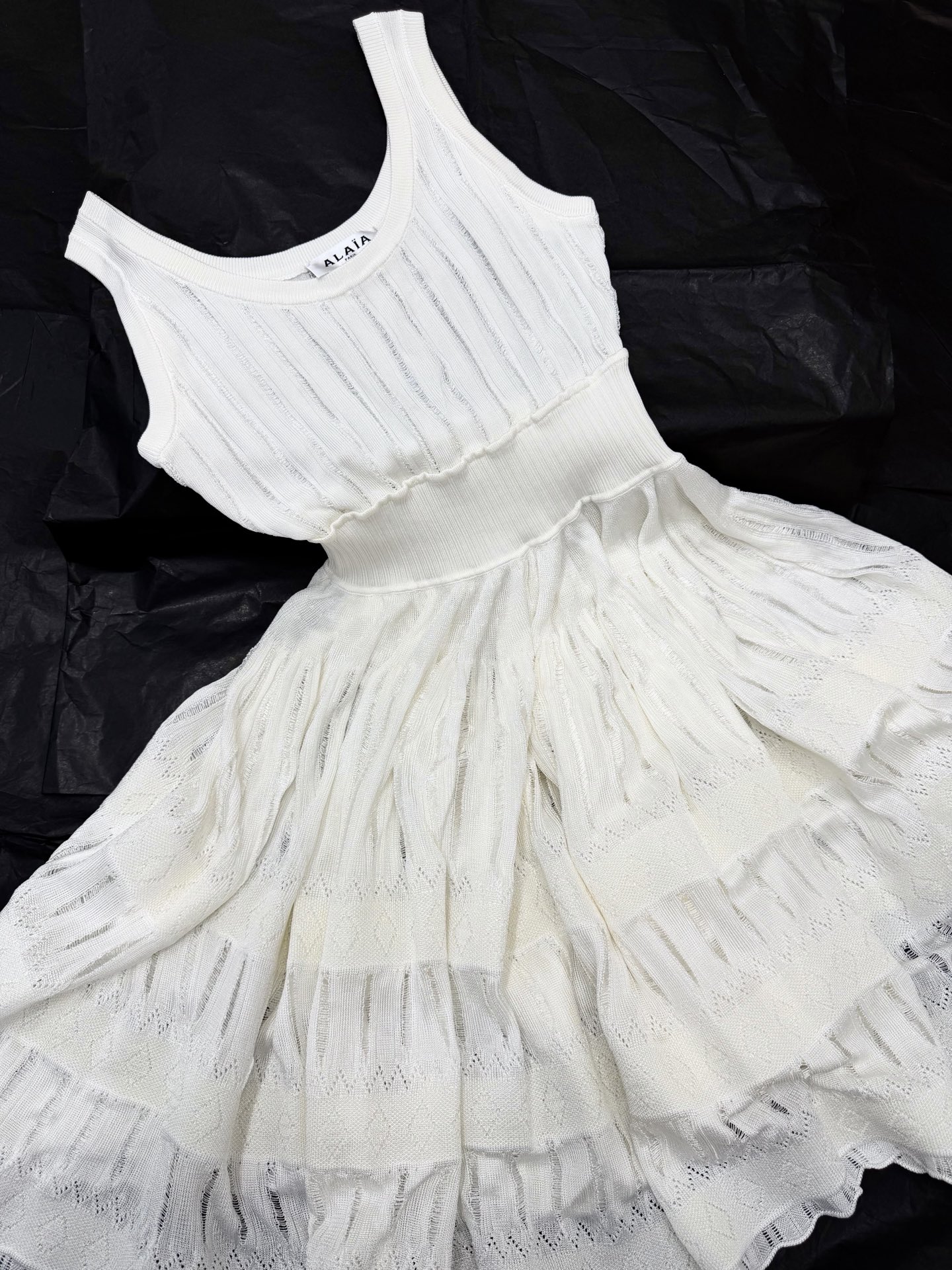 NO:800773,Original development~~ Alaa Crinoline dress's iconic wide shoulder straps + waist design, super revealing waistline!  The skirt is a multi-layered mesh cake skirt, which is light and fluffy, and brings a fairy-like feeling when walking. The fabric has a hollow jacquard texture, and the texture is perfect. This skirt is a classic of the brand, and is loved by celebrities on red carpets and fashion bloggers. It is elegant and eye-catching, and can easily become the focus of the audience. SML white details,,skirts,19860909原版开发～～ Alaa Crinoline连衣裙标志性宽肩带+收腰设计,超显腰线！裙身多层网纱蛋糕裙,轻盈蓬松,走路自带仙气.面料有镂空提花纹理,质感满分.这款裙是品牌经典,明星红毯、时尚博主都爱穿,优雅又吸睛,轻松成为全场焦点 SML 白色细节图,,skirts,,Women's clothing