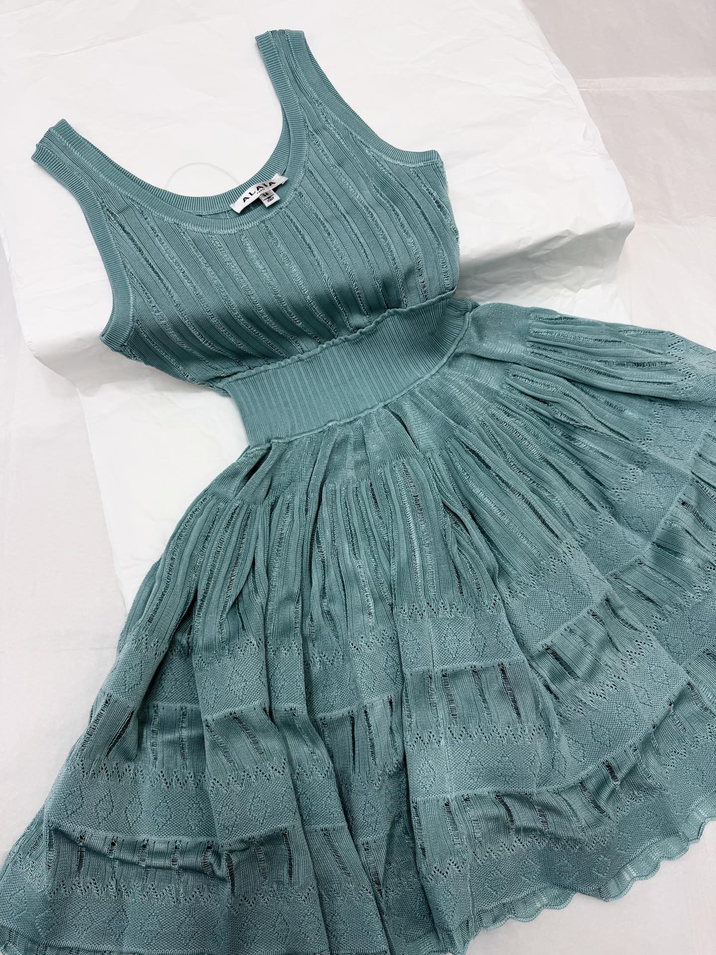 NO:800758,Original development~~ Alaa Crinoline dress's iconic wide shoulder straps + waist design, super revealing waistline!  The skirt is a multi-layered mesh cake skirt, which is light and fluffy, and brings a sense of fairy-likeness when walking. The fabric has a hollow jacquard texture, and the texture is perfect. This skirt is a classic of the brand, and is loved by celebrities on red carpets and fashion bloggers. It is elegant and eye-catching, and can easily become the focus of the audience. SML mint green details,,skirts,19860909原版开发～～ Alaa Crinoline连衣裙标志性宽肩带+收腰设计,超显腰线！裙身多层网纱蛋糕裙,轻盈蓬松,走路自带仙气.面料有镂空提花纹理,质感满分.这款裙是品牌经典,明星红毯、时尚博主都爱穿,优雅又吸睛,轻松成为全场焦点 SML 薄荷绿细节图,,skirts,,Women's clothing
