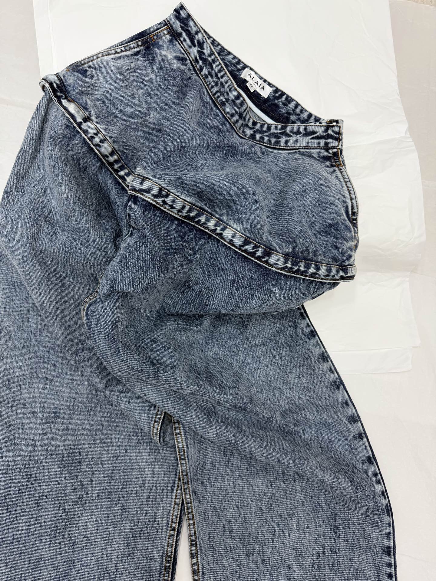 NO:800786,Original development~~ ALAA high-waisted jeans with retro distressed craftsmanship, unique texture and super texture!  The high-waist design modifies the waistline and elongates the proportions of the legs, making you appear slimmer and taller. The edge stitching details are exquisite and full of French lazy style. It can be easily worn in daily life or retro occasions. Pair it with a short top or sweater to easily get the American retro hottie style, which is fashionable and versatile!  SML detailed pictures, real shots,,jeans,19860909原版开发～～ ALAA高腰牛仔裤复古做旧工艺,独特纹理超有质感！高腰设计修饰腰线 拉长腿部比例,显瘦又显高～边缘缝线细节精致,法式慵懒风满满,日常或复古场合都能轻松驾驭.搭配短款上衣或针织衫,轻松get美式复古辣妹风,时髦又百搭！SML细节图实拍,,jeans,,Women's clothing