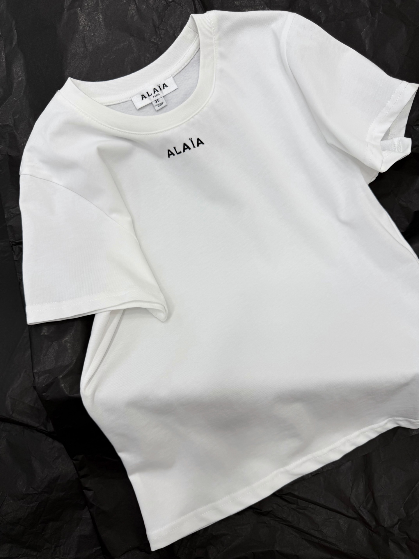 NO:800780,Original development~~ Alaa classic small version T-shirt is made of pure white cotton fabric, soft and comfortable, and super friendly for daily wear. The black 'ALAA' embroidery on the chest is low-key and recognizable. The small version design is slim and slim, and can easily create a simple and high-end sense. It is versatile and can be easily worn regardless of jeans, skirts or suit jackets. It is a must-have item in the wardrobe!  SML detailed pictures, skirts, jeans, jackets & coats, tees, t-shirts, business suits,19860909原版开发～～ Alaa经典小版T恤纯白棉质面料,柔软舒适,日常穿着超友好.胸前黑色“ALAA”刺绣,低调又有辨识度.小版型设计,修身显瘦,轻松打造简约高级感.百搭属性,无论牛仔裤、半裙还是西装外套都能轻松驾驭,是衣橱必备单品！SML 细节图实拍,,skirts,jeans,jackets & coats,tees，t-shirt,business suit,,Women's clothing