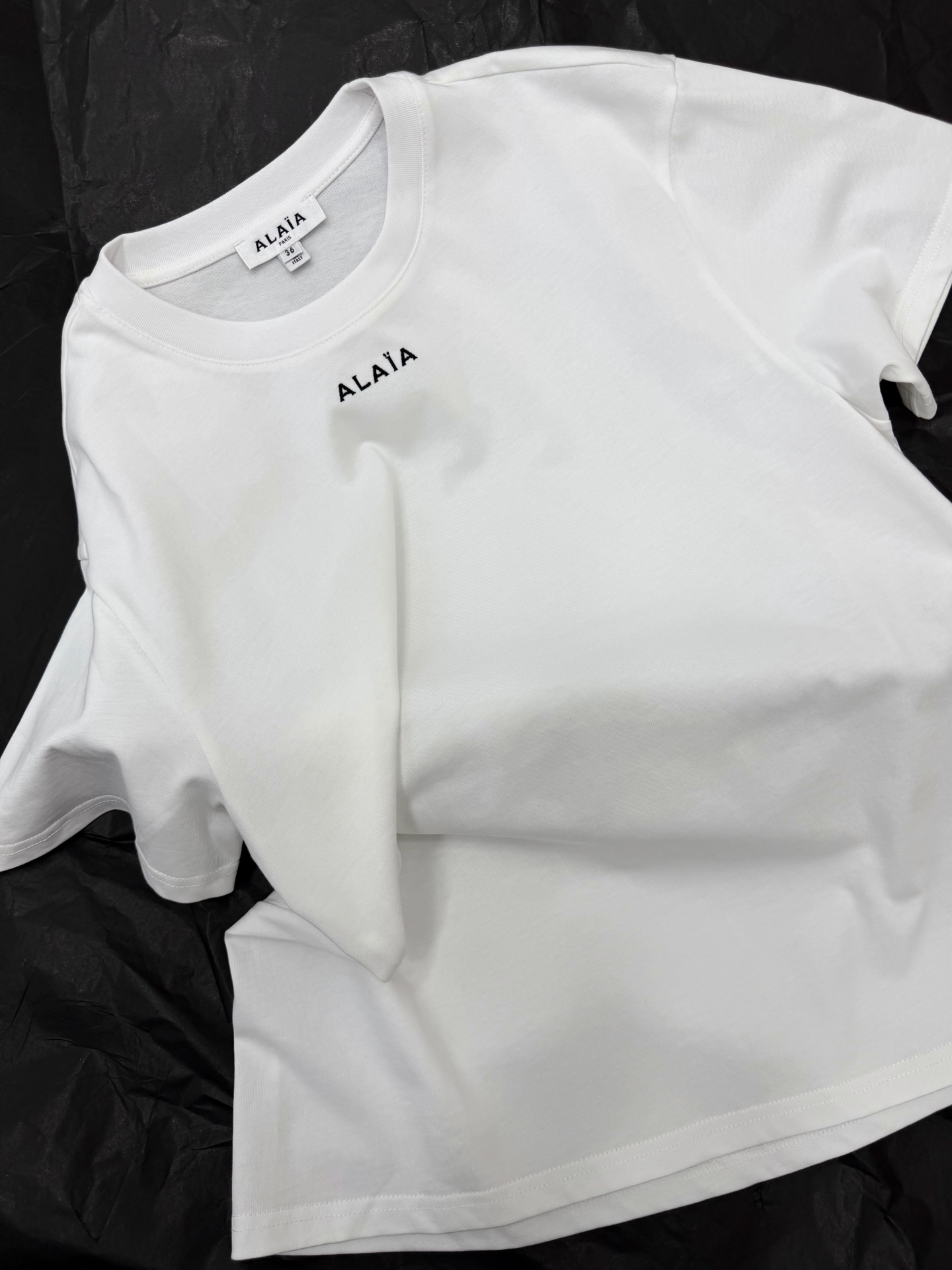 NO:800776,Original development~~ ALAA white short-sleeved T-shirt is made of pure cotton, which is soft and skin-friendly, has excellent breathability, and is super comfortable to wear in summer!  The round neck + simple black embroidered logo is low-key and recognizable. The cut is loose and tolerant. It is OK to wear alone or layered with it. It can be easily matched with jeans and casual pants. It can be easily used on the street or at home. It is comfortable and fashionable!  SML detailed pictures, real shots, jeans, T-shirt, tees, t-shirt,19860909原版开发～～ ALAA白色短袖T恤采用纯棉材质,柔软亲肤,透气性超棒,夏天穿超舒服！圆领+简约黑色刺绣Logo,低调又有辨识度.剪裁宽松,包容性强,单穿或内搭都很OK,轻松搭配牛仔裤、休闲裤,日常出街、居家都能轻松驾驭,舒适又时髦！SML细节图实拍,,jeans,T-shirt,tees，t-shirt,,Women's clothing
