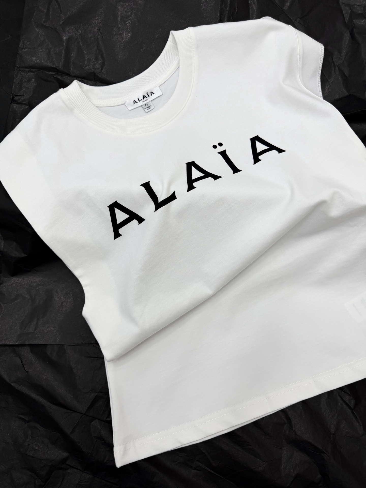 NO:800772,Original development~~ ALAA classic letter vest is made of white cotton fabric with black 'ALAA' words on the front, simple and recognizable. Sleeveless design, super refreshing to wear in summer, cut to fit the body shape, comfortable and elegant. Whether paired with a skirt or jeans, you can easily switch between casual or elegant style, perfect for daily commuting and vacation!  Real shots of SML details,,skirts,jeans,19860909原版开发～～ ALAA经典字母背心白色棉质面料,正面黑色“ALAA”字样,简约又有辨识度.无袖设计,夏天穿超清爽,剪裁贴合身形,舒适又显气质.无论搭配半裙还是牛仔裤,都能轻松切换休闲or优雅风,日常通勤、度假都很适合！SML细节图实拍,,skirts,jeans,,Women's clothing