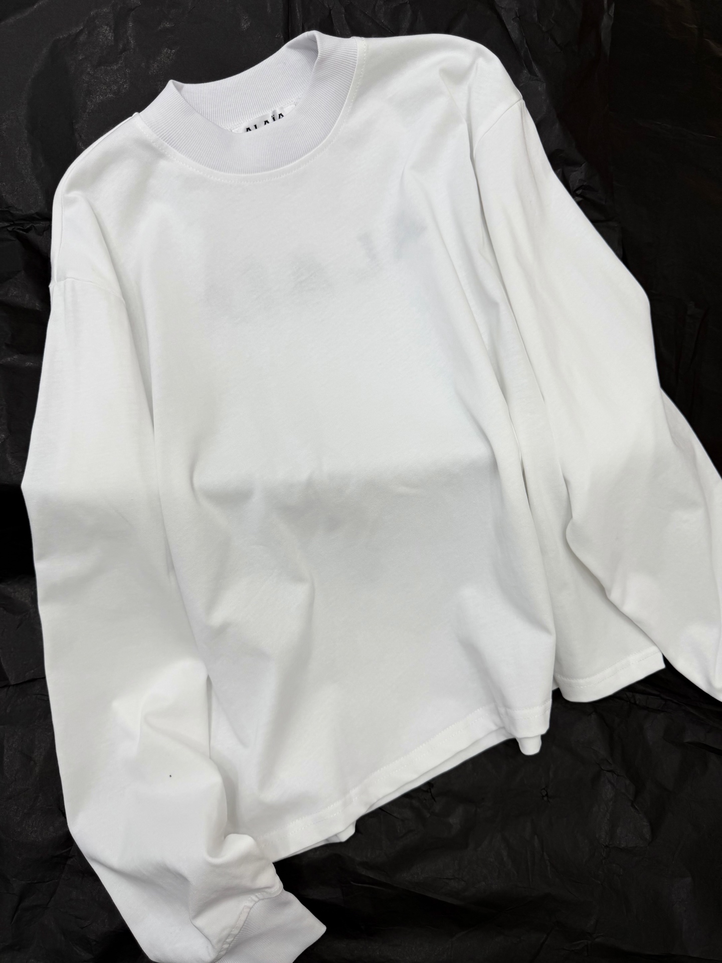 NO:800768,Original development~~ Alaa classic logo T-shirt is made of pure cotton material, soft and comfortable, suitable for daily wear. Simple design, embroidered logo on the back, highly recognizable~~ Easily matched with jeans, skirts, etc., casual or fashionable style can be controlled. Cut to fit the body shape, with both comfort and design, it is a must-have item in the wardrobe!  SML white detail,skirts,jeans,tees,t-shirt,19860909原版开发～～ Alaa经典Logo T恤采用纯棉材质,柔软舒适,适合日常穿着.简约设计,后背刺绣Logo,辨识度超高～～轻松搭配牛仔裤、半裙等,休闲或时尚风格都能驾驭.剪裁贴合身形,兼具舒适与设计感,是衣橱必备单品！SML 白色细节图,,skirts,jeans,tees，t-shirt,,Women's clothing